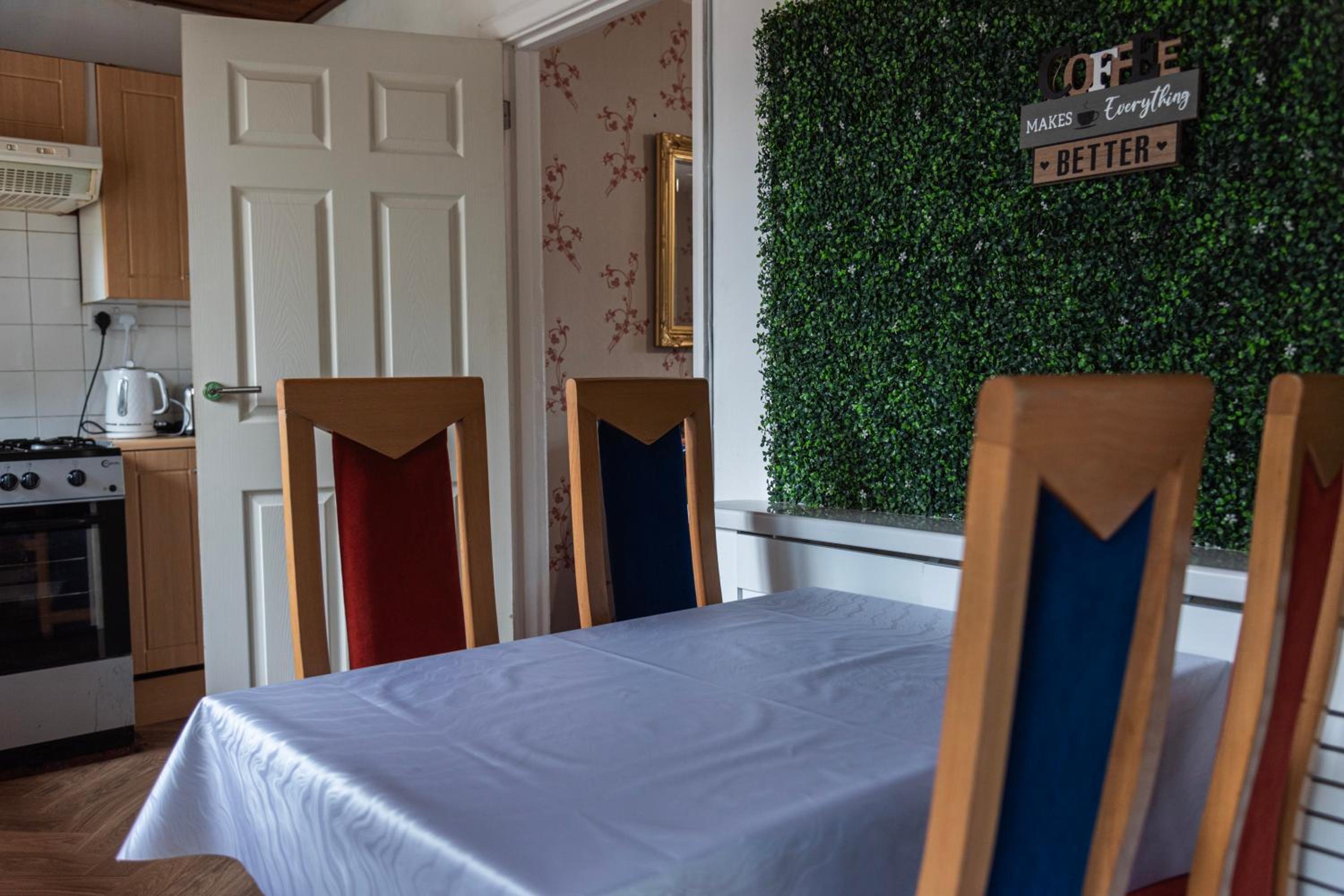 Cosy Inn near Luton Station, Mall and Luton Airport 10 Min view 4