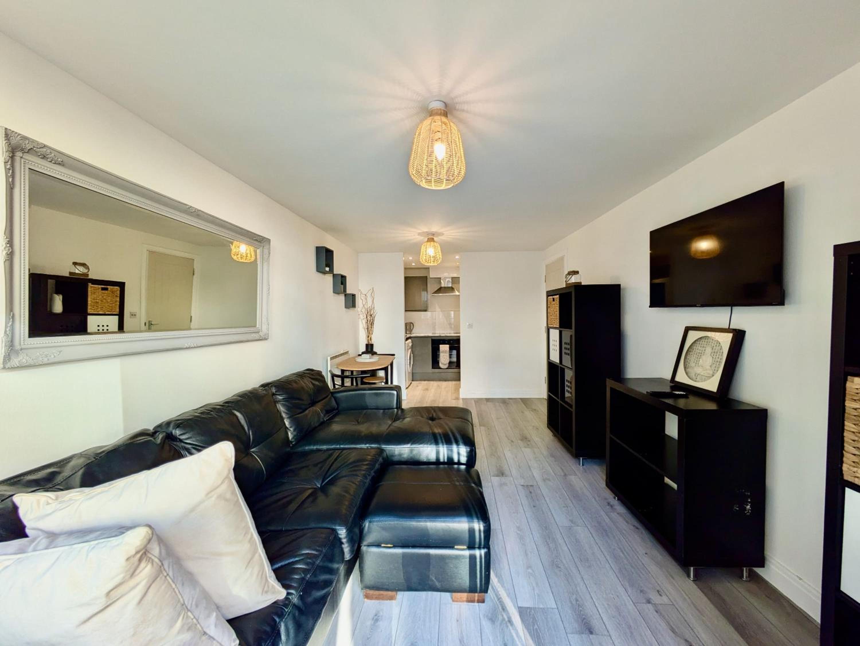 Beautiful 1BR in Feltham Prime Location