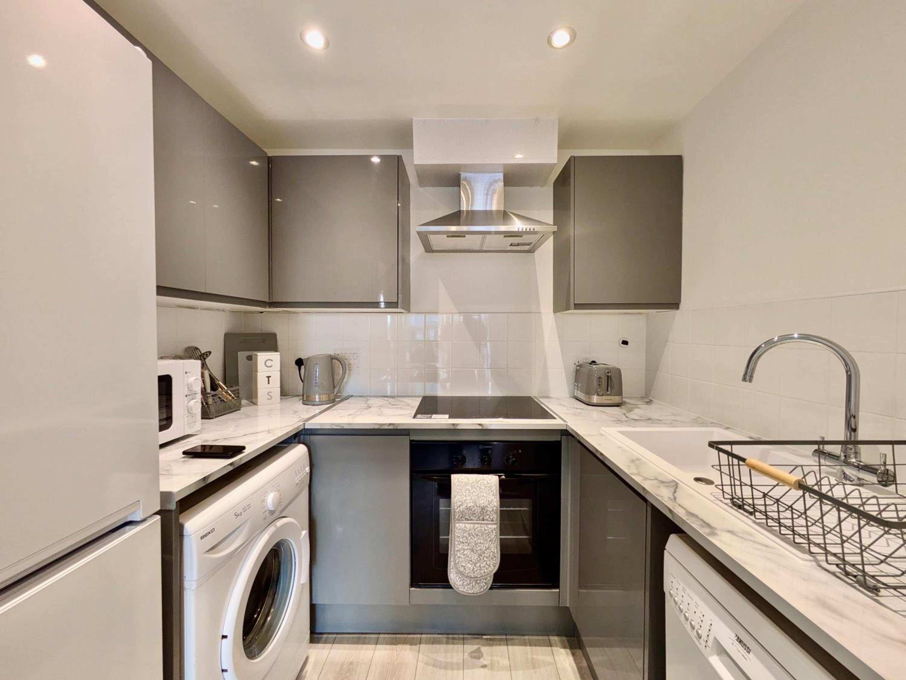 Beautiful 1BR in Feltham Prime Location