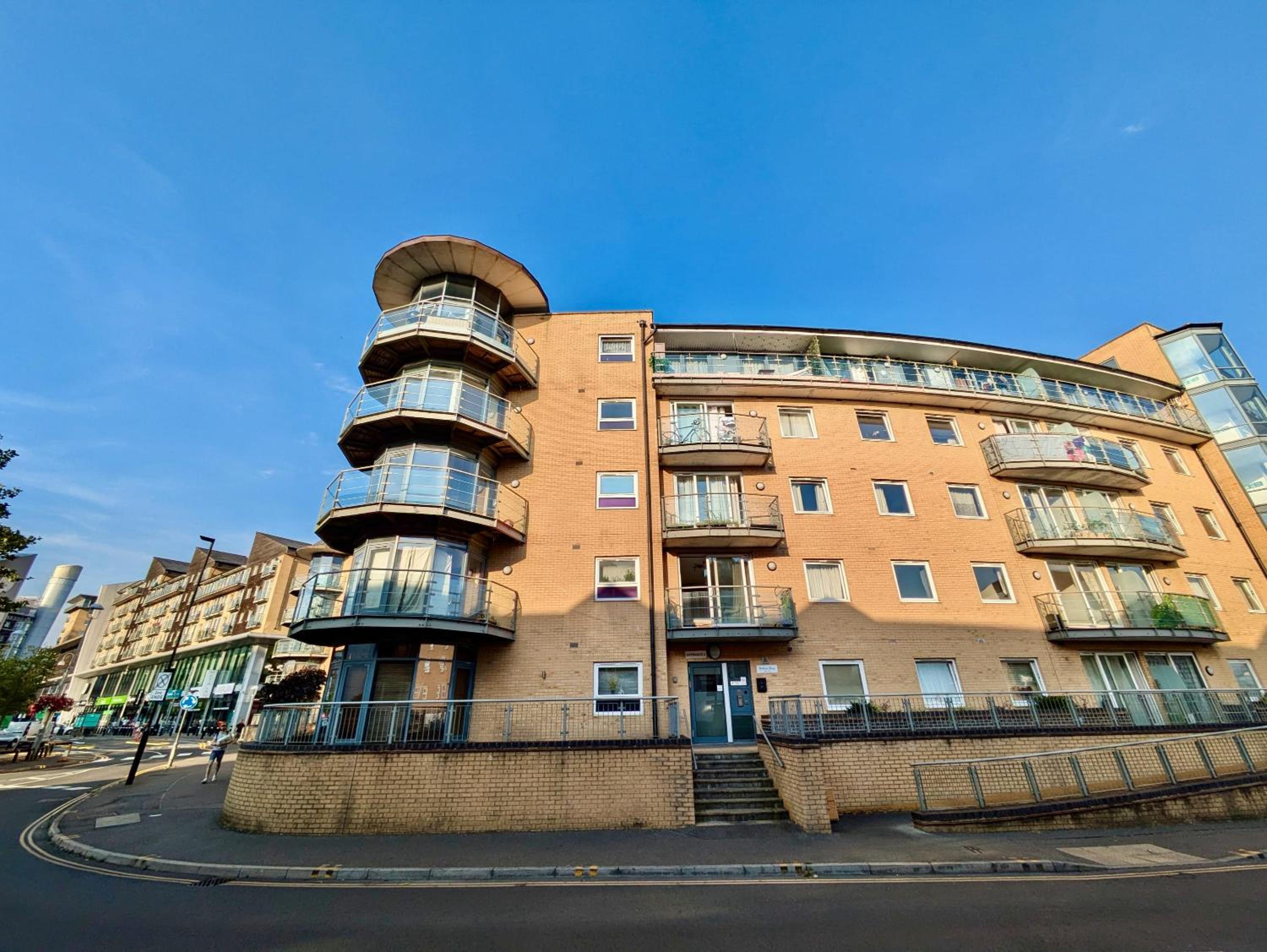 Beautiful 1BR in Feltham Prime Location