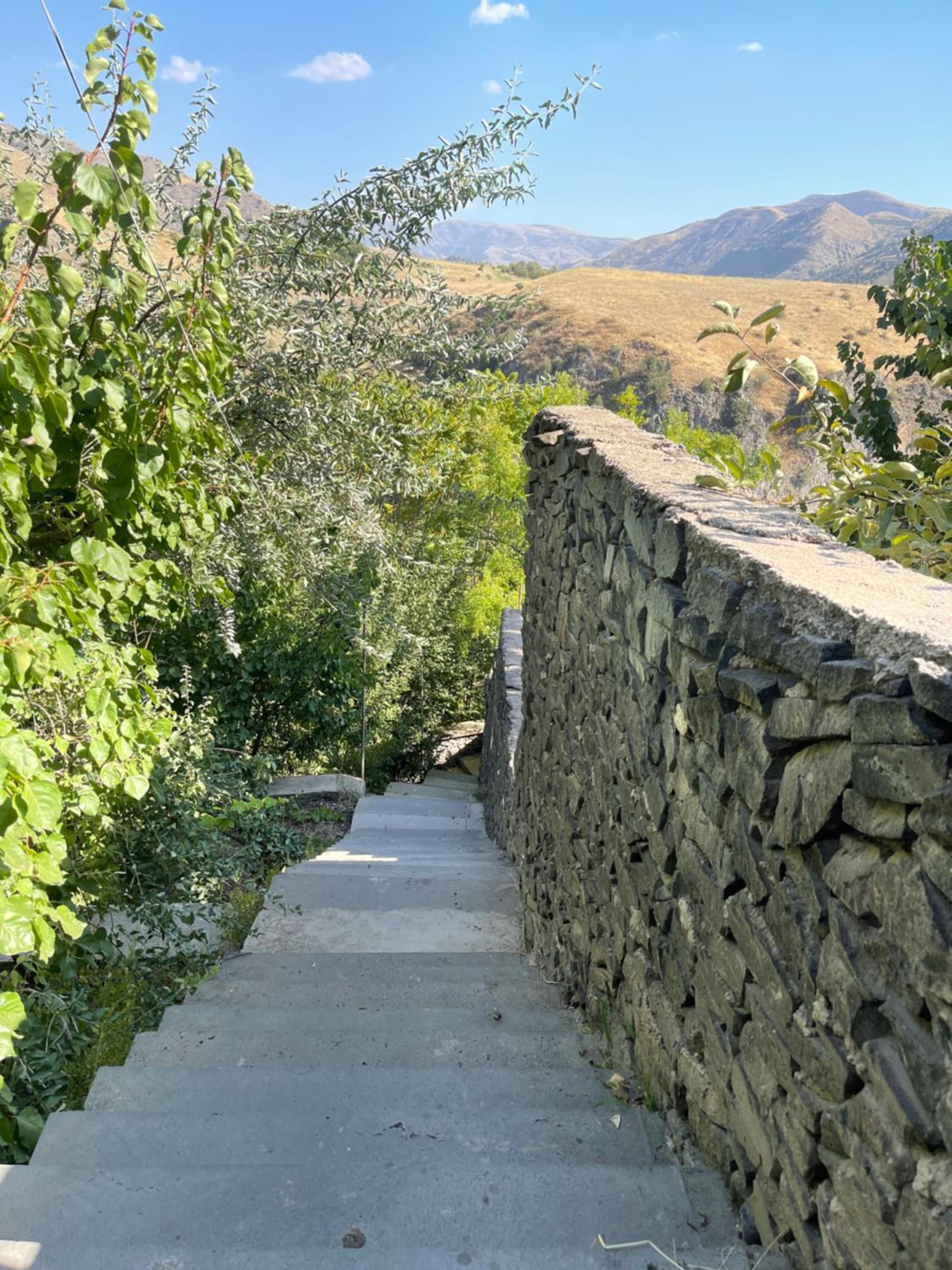 Vahagni guest house in Garni