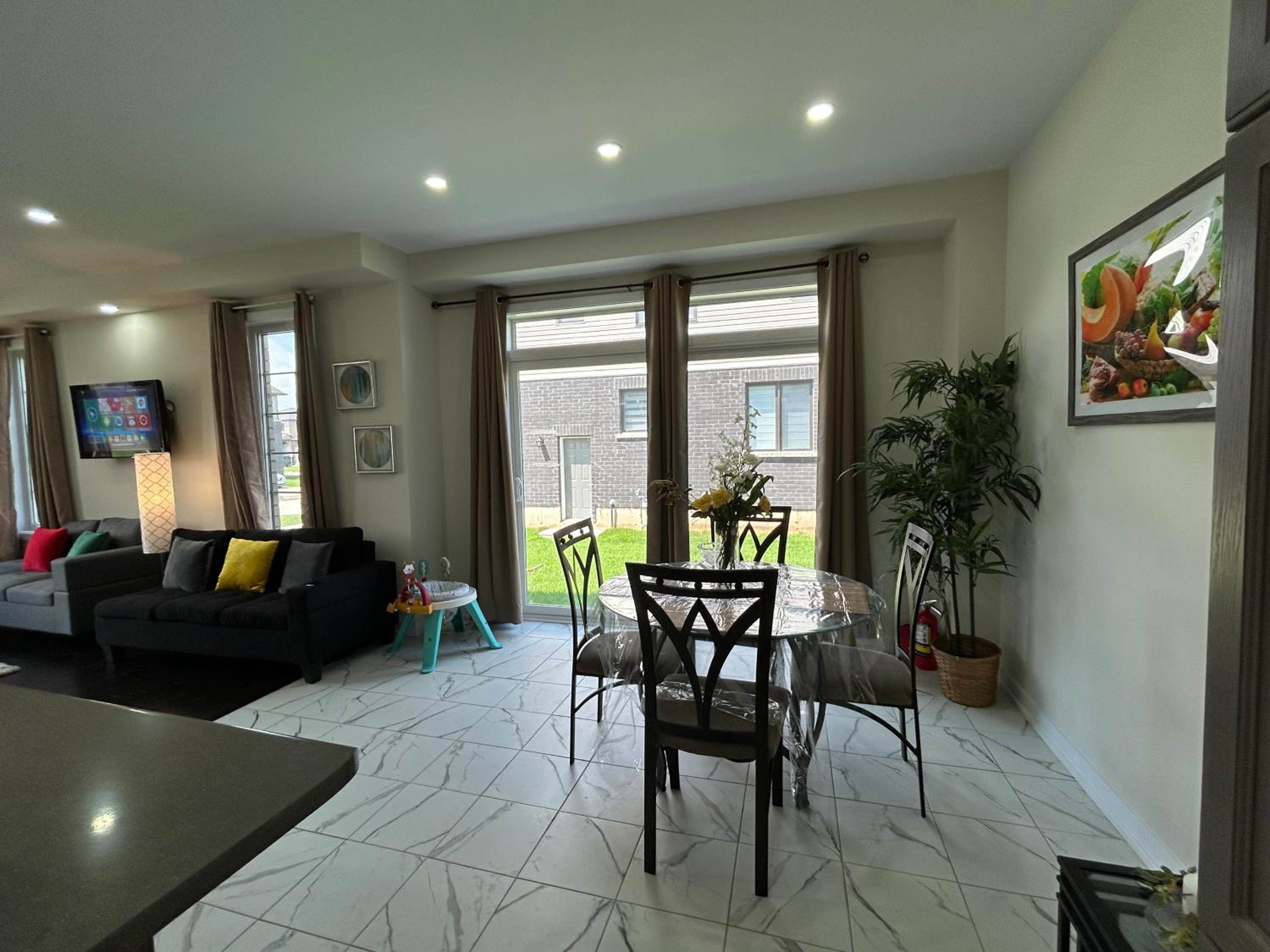 Entire Luxurious Spacious House-Home Away from Home-Only 19 Minutes to Niagara Falls, ON