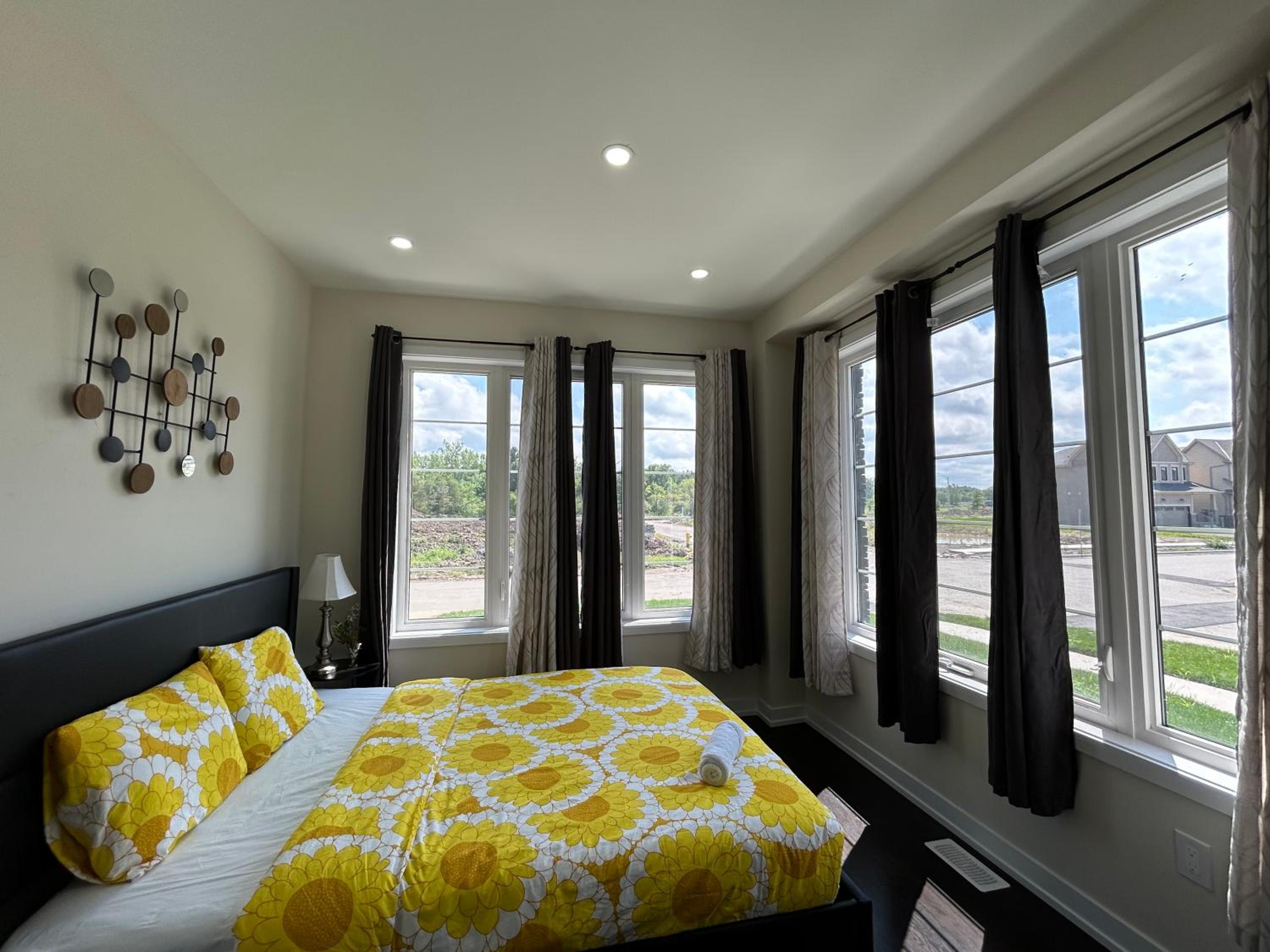Entire Luxurious Spacious House-Home Away from Home-Only 19 Minutes to Niagara Falls, ON