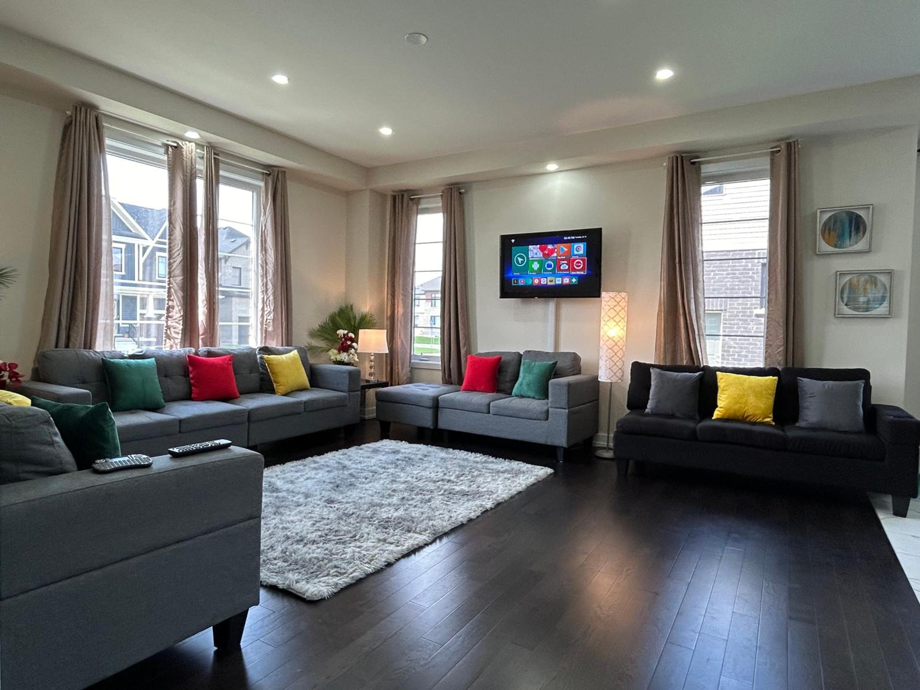 Entire Luxurious Spacious House-Home Away from Home-Only 19 Minutes to Niagara Falls, ON