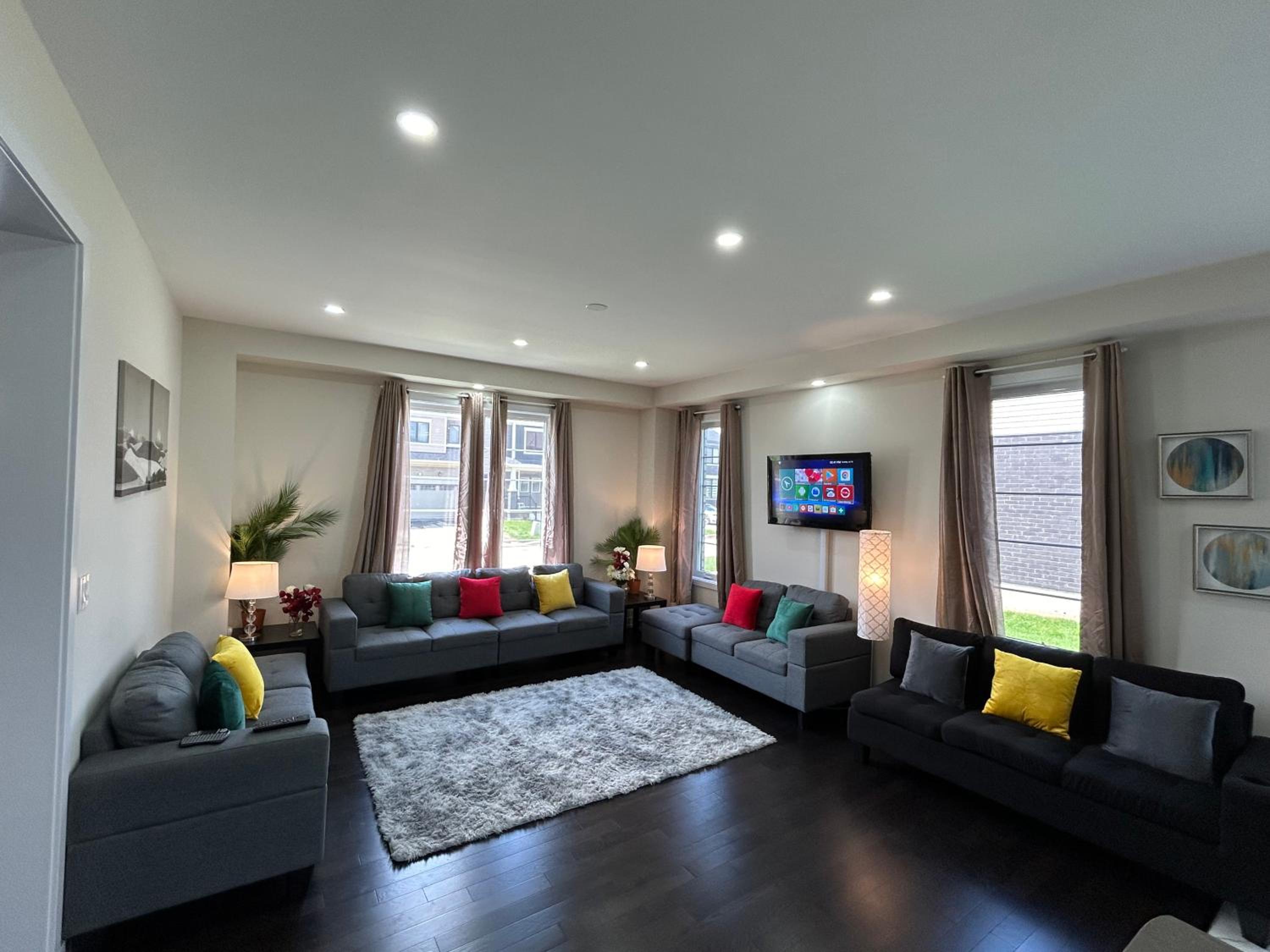 Entire Luxurious Spacious House-Home Away from Home-Only 19 Minutes to Niagara Falls, ON