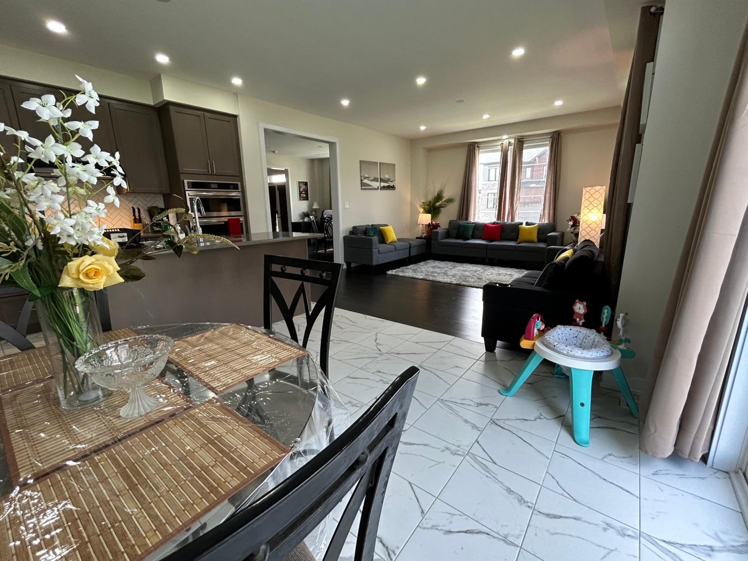 Entire Luxurious Spacious House-Home Away from Home-Only 19 Minutes to Niagara Falls, ON