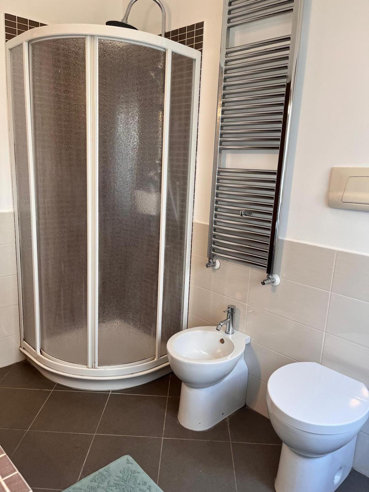 More Holidays Beach en Mondello — bathroom