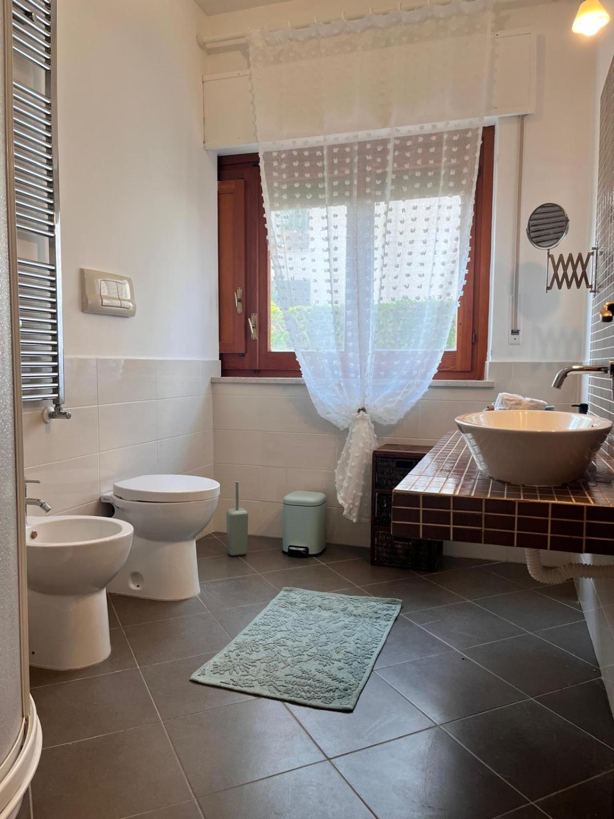 More Holidays Beach en Mondello — bathroom