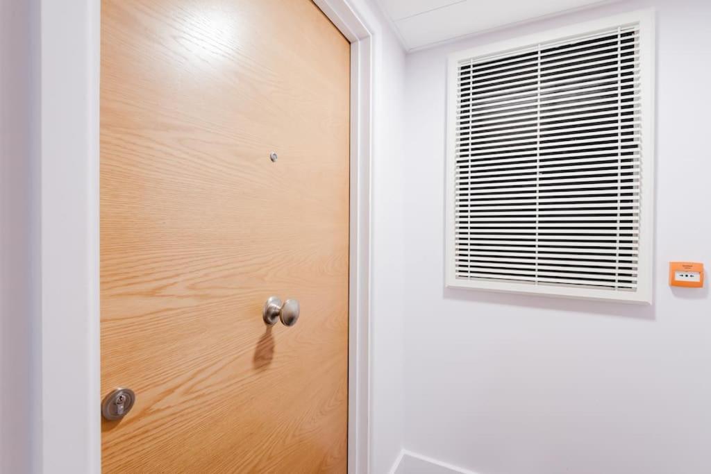 Beautiful 1 Bedroom Apartment with parking in Gloucester Docks view 3