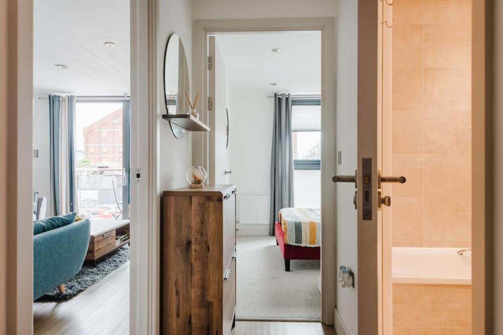Beautiful 1 Bedroom Apartment with parking in Gloucester Docks view 5