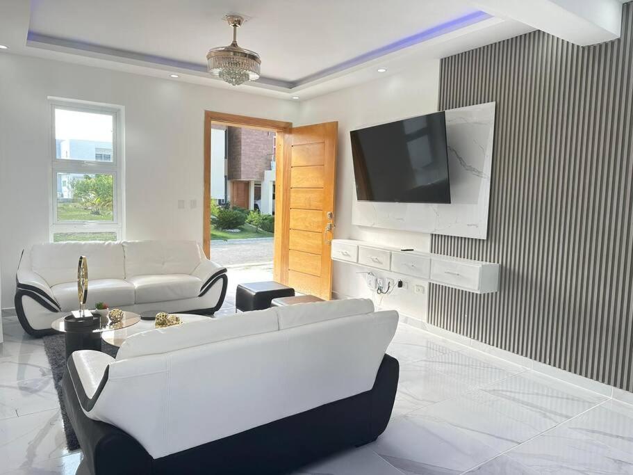 Villa Tranquila - Serene 3-Bedroom Retreat with Pool view 4