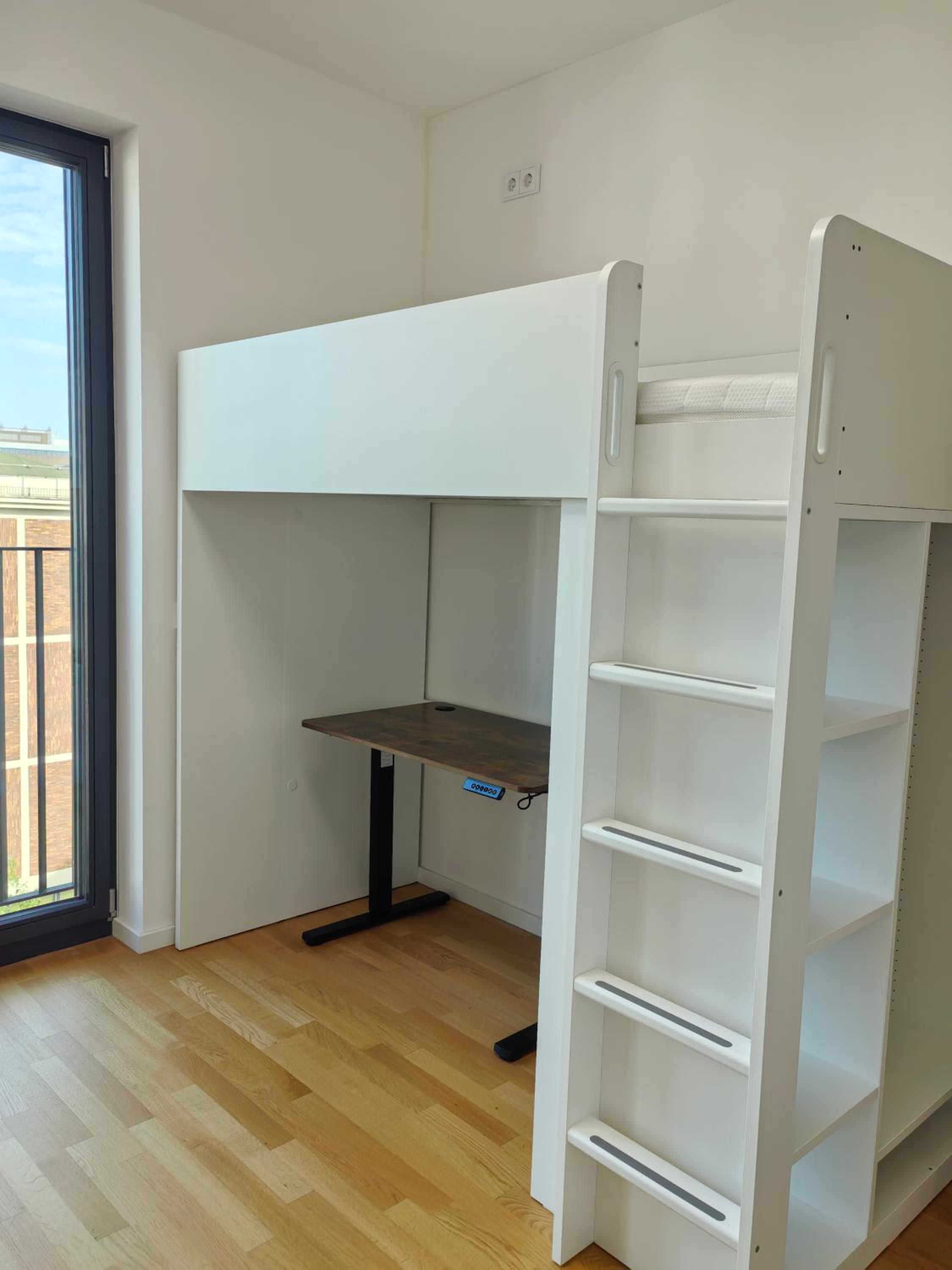 3 rooms 2 bathrooms 2 toilets new apartment center of Düsseldorf underground parking space contactless self check-in