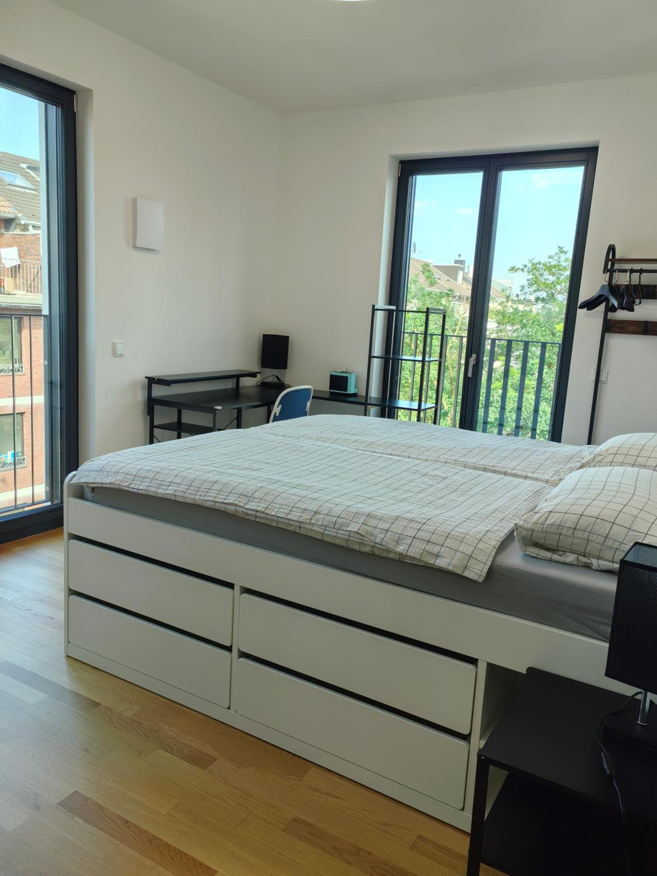 3 rooms 2 bathrooms 2 toilets new apartment center of Düsseldorf underground parking space contactless self check-in