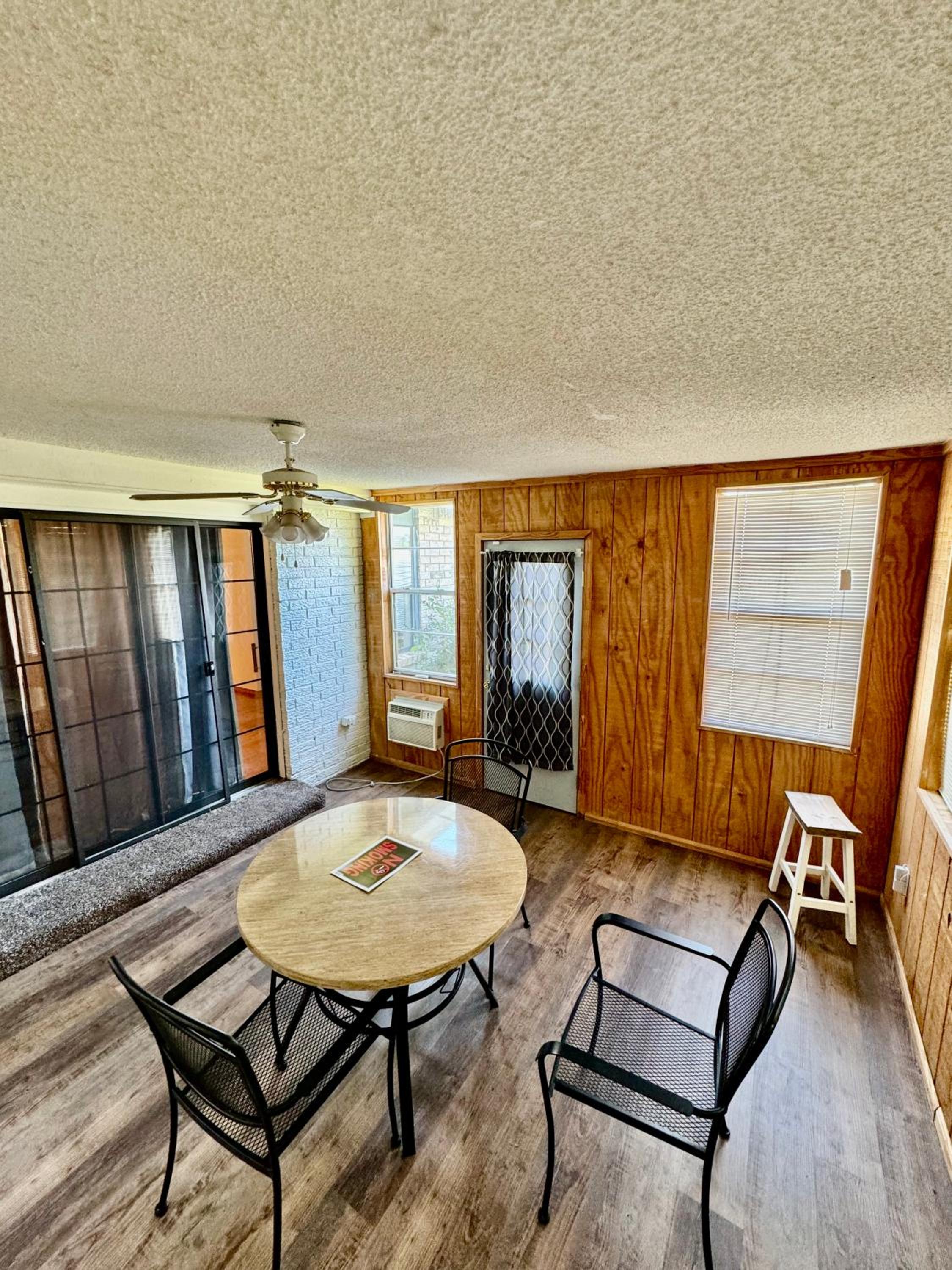 Two living rooms,Huge backyard,water park,Airport view 3