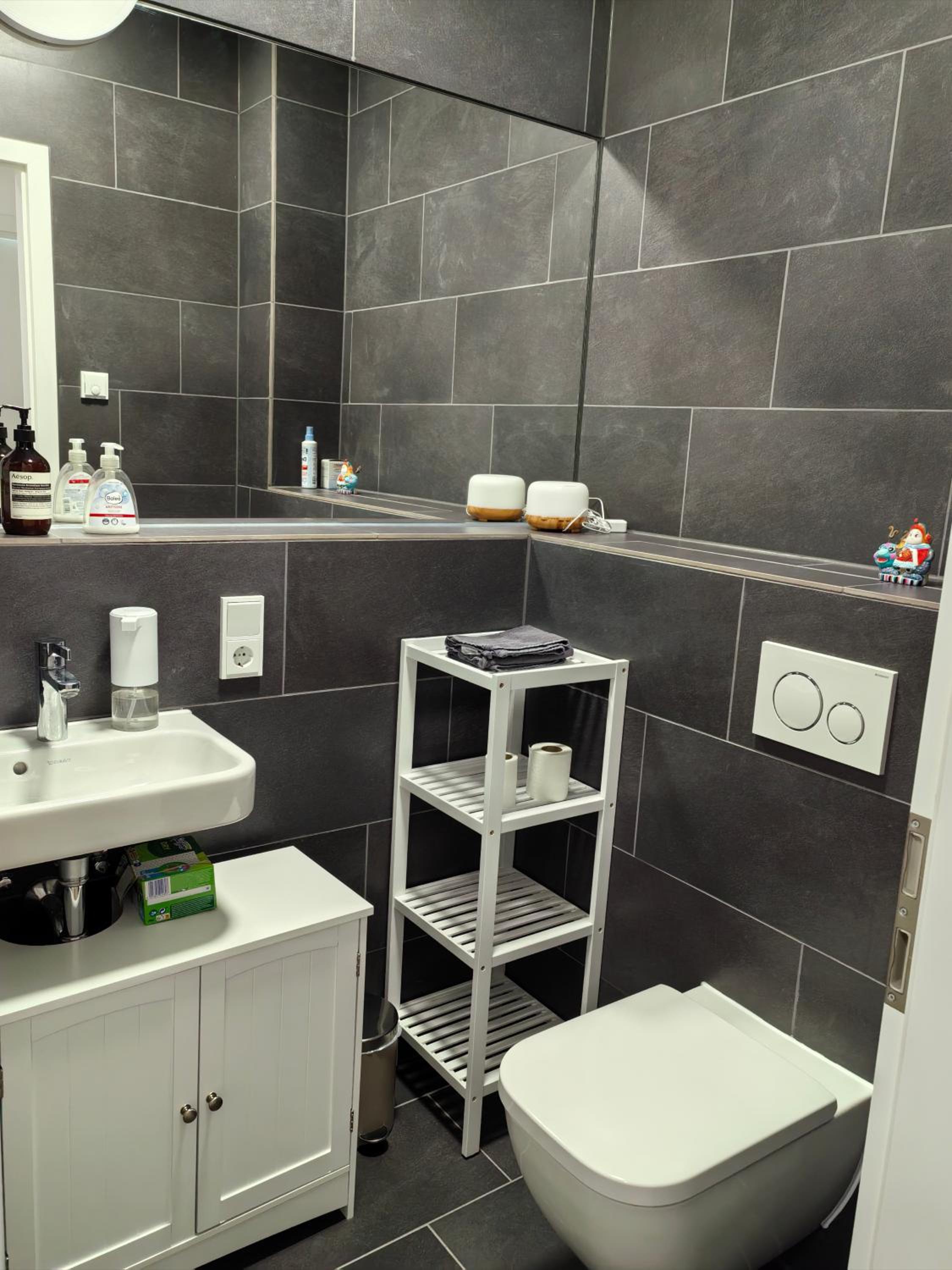 3 rooms 2 bathrooms 2 toilets new apartment center of Düsseldorf underground parking space contactless self check-in