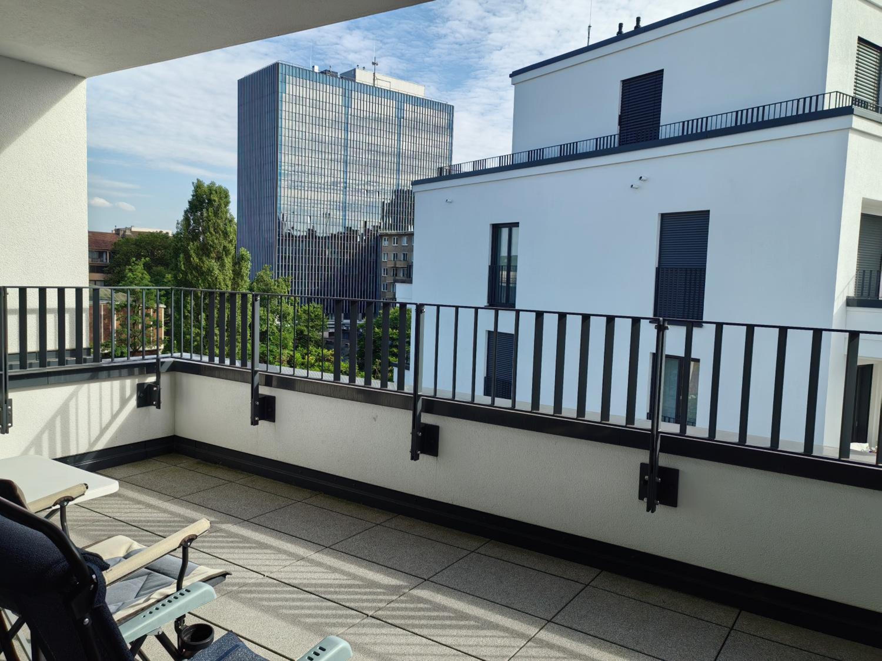 3 rooms 2 bathrooms 2 toilets new apartment center of Düsseldorf underground parking space contactless self check-in