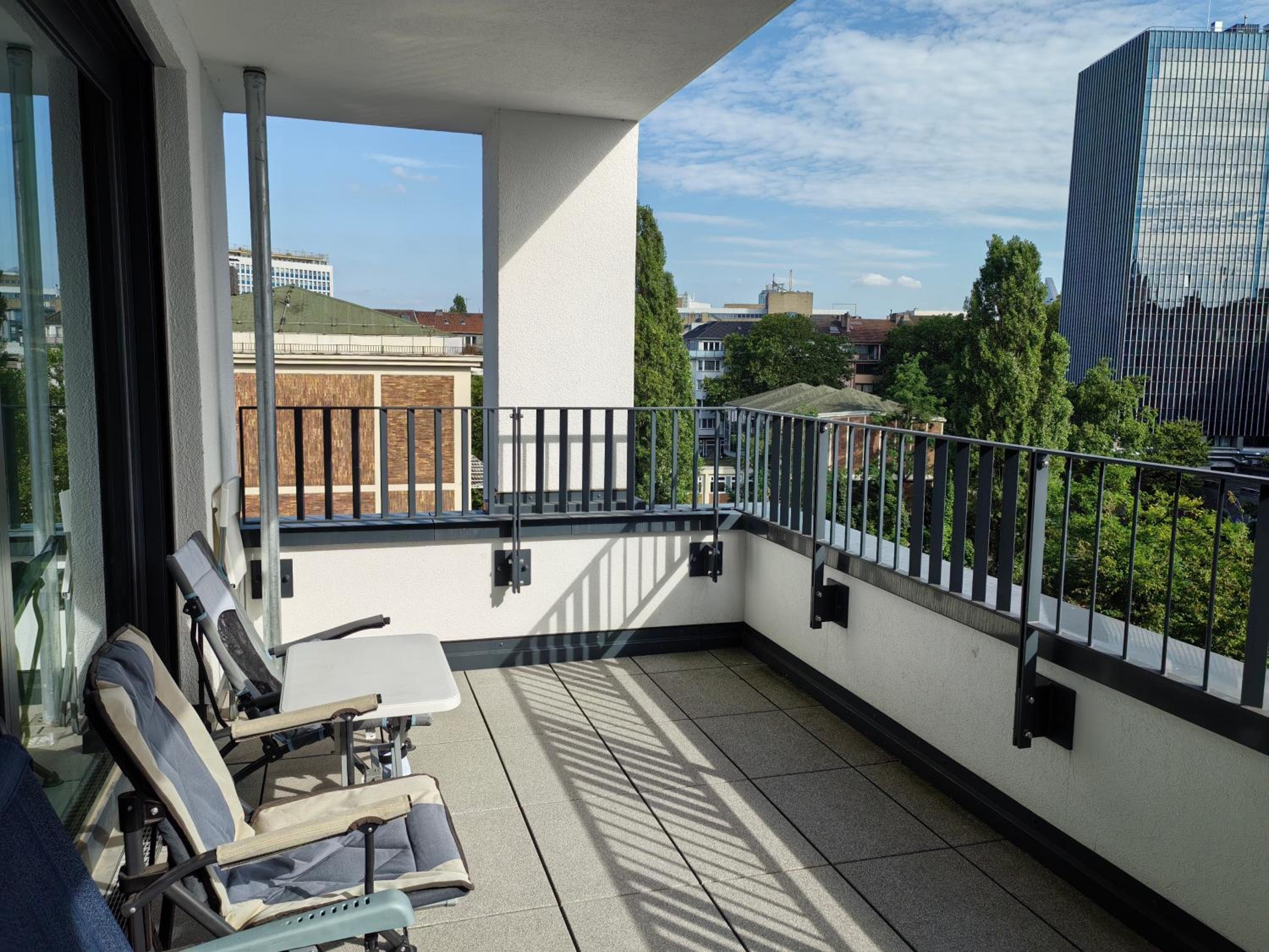 3 rooms 2 bathrooms 2 toilets new apartment center of Düsseldorf underground parking space contactless self check-in