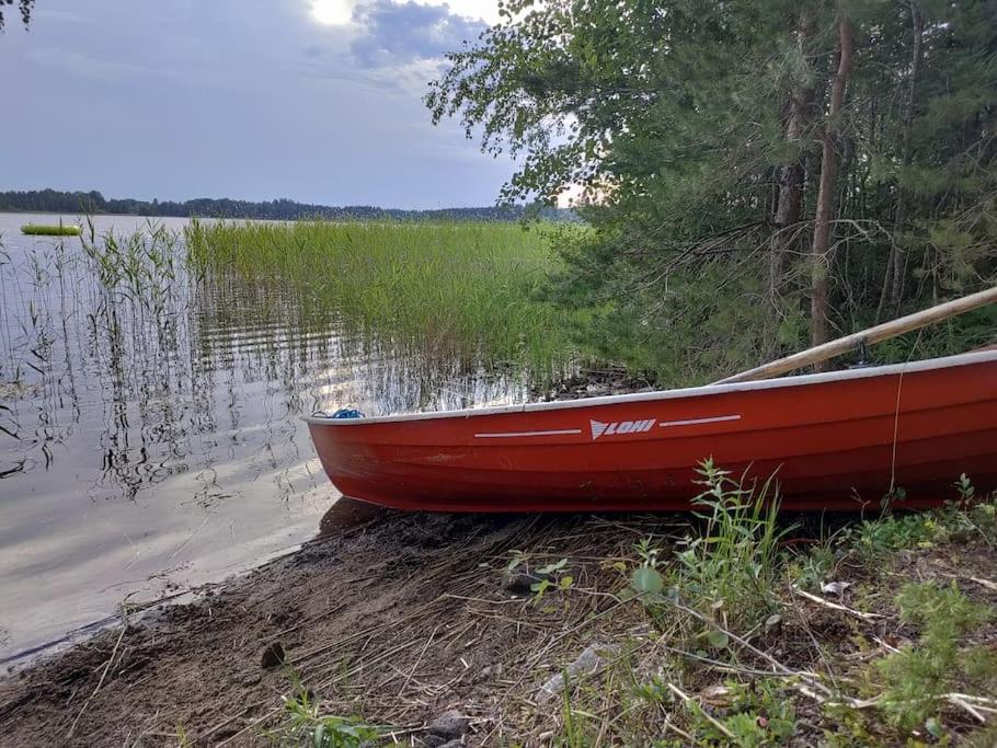 Viihtyisä mökki järven rannalla