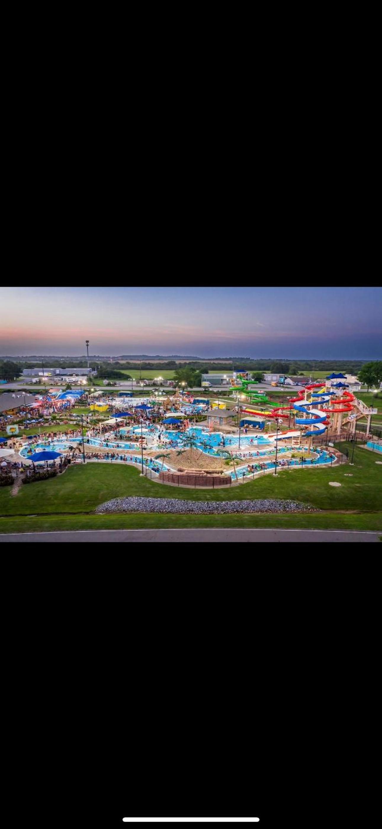 Two living rooms,Huge backyard,water park,Airport view 4