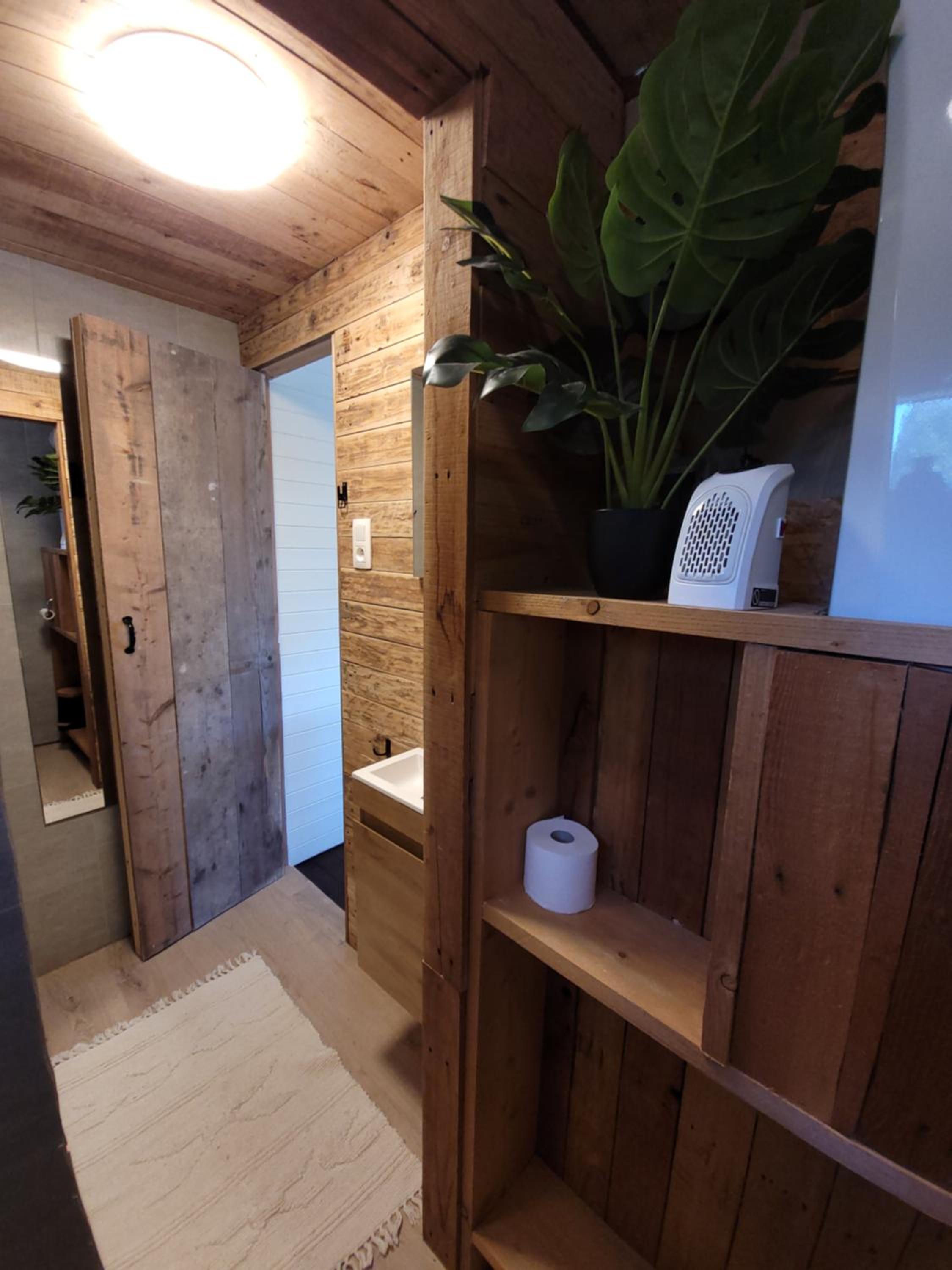 Rustig gelegen chalet Solvo met terras aan het water