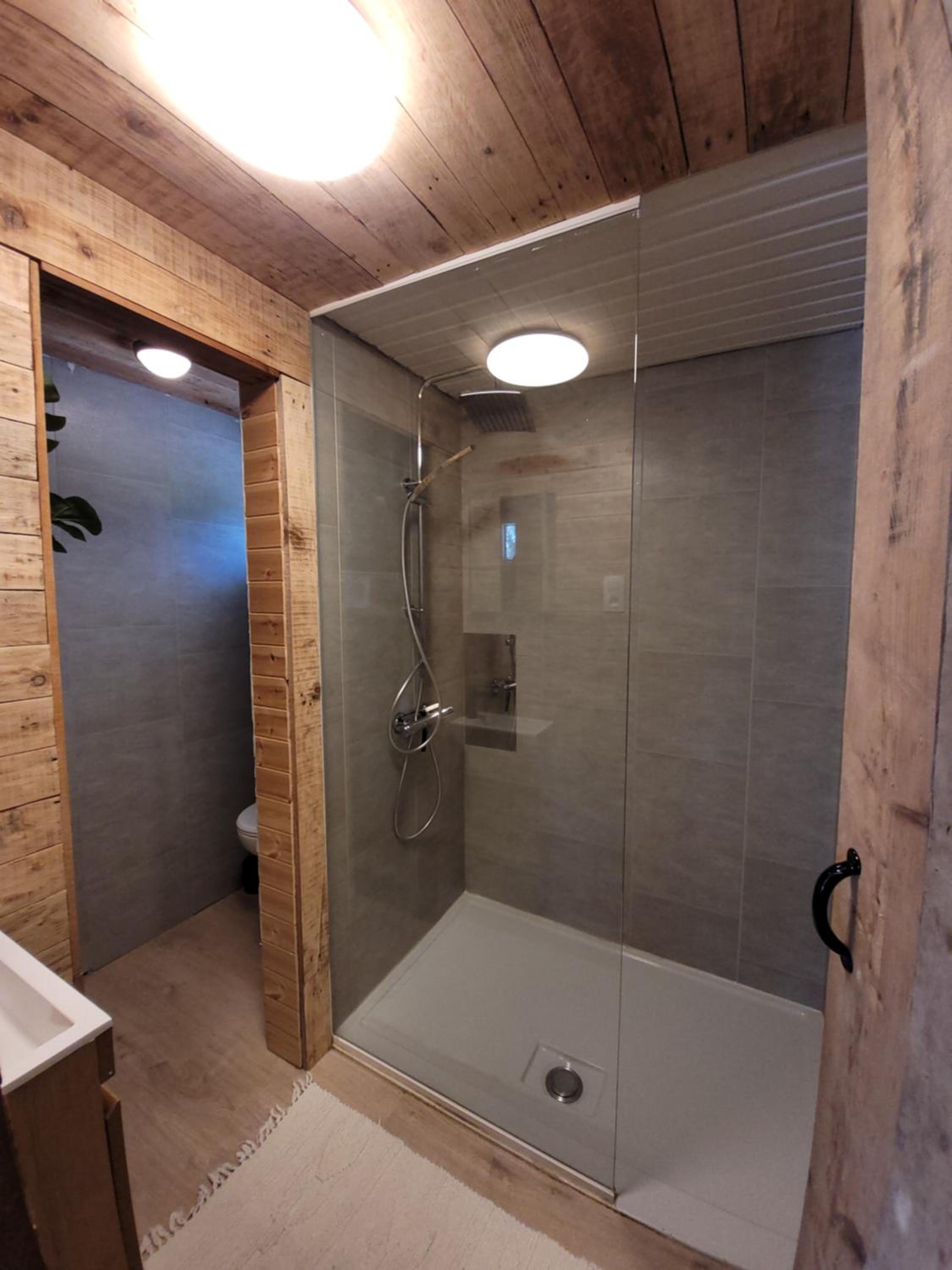 Rustig gelegen chalet Solvo met terras aan het water