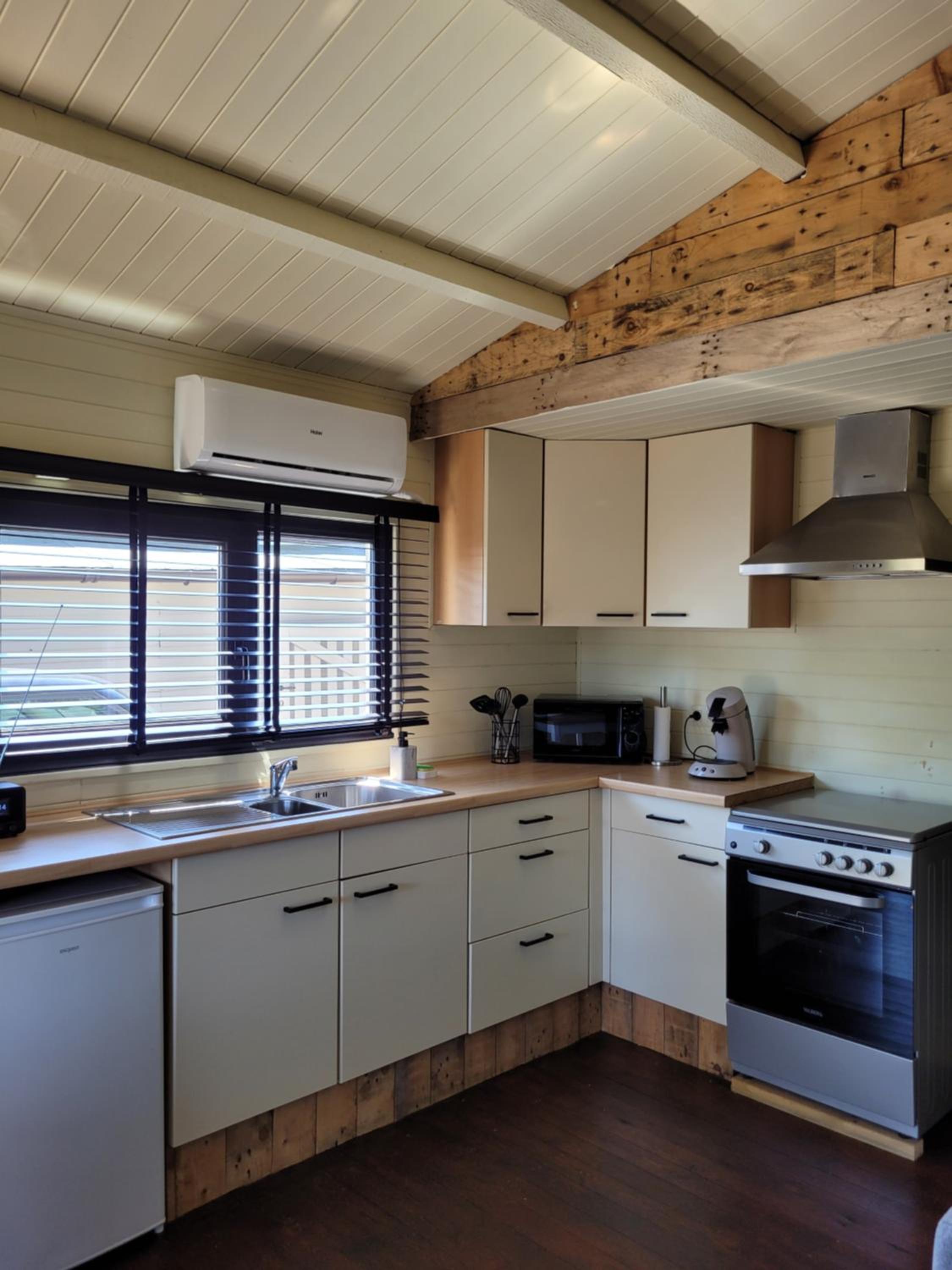 Rustig gelegen chalet Solvo met terras aan het water