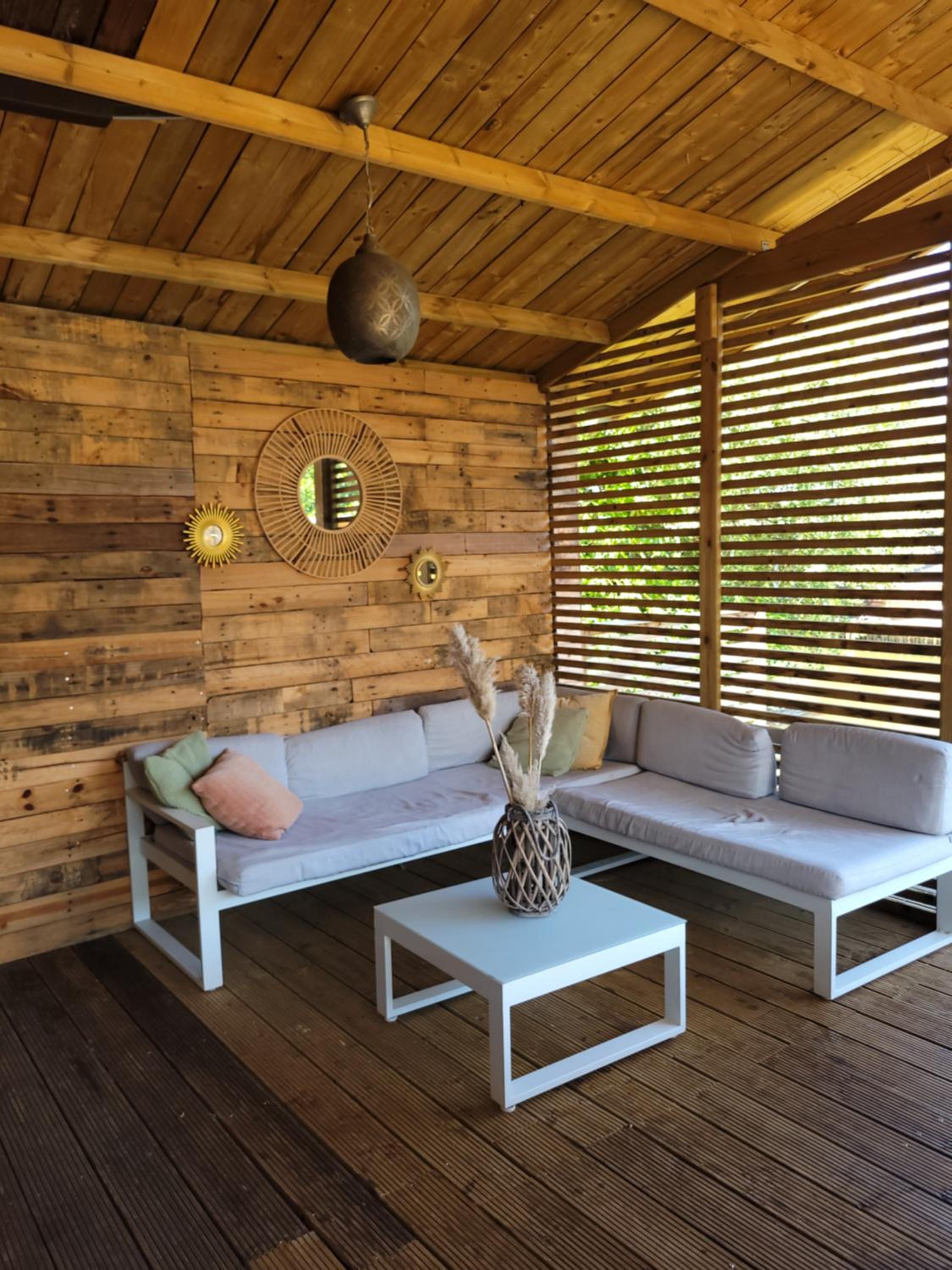 Rustig gelegen chalet Solvo met terras aan het water