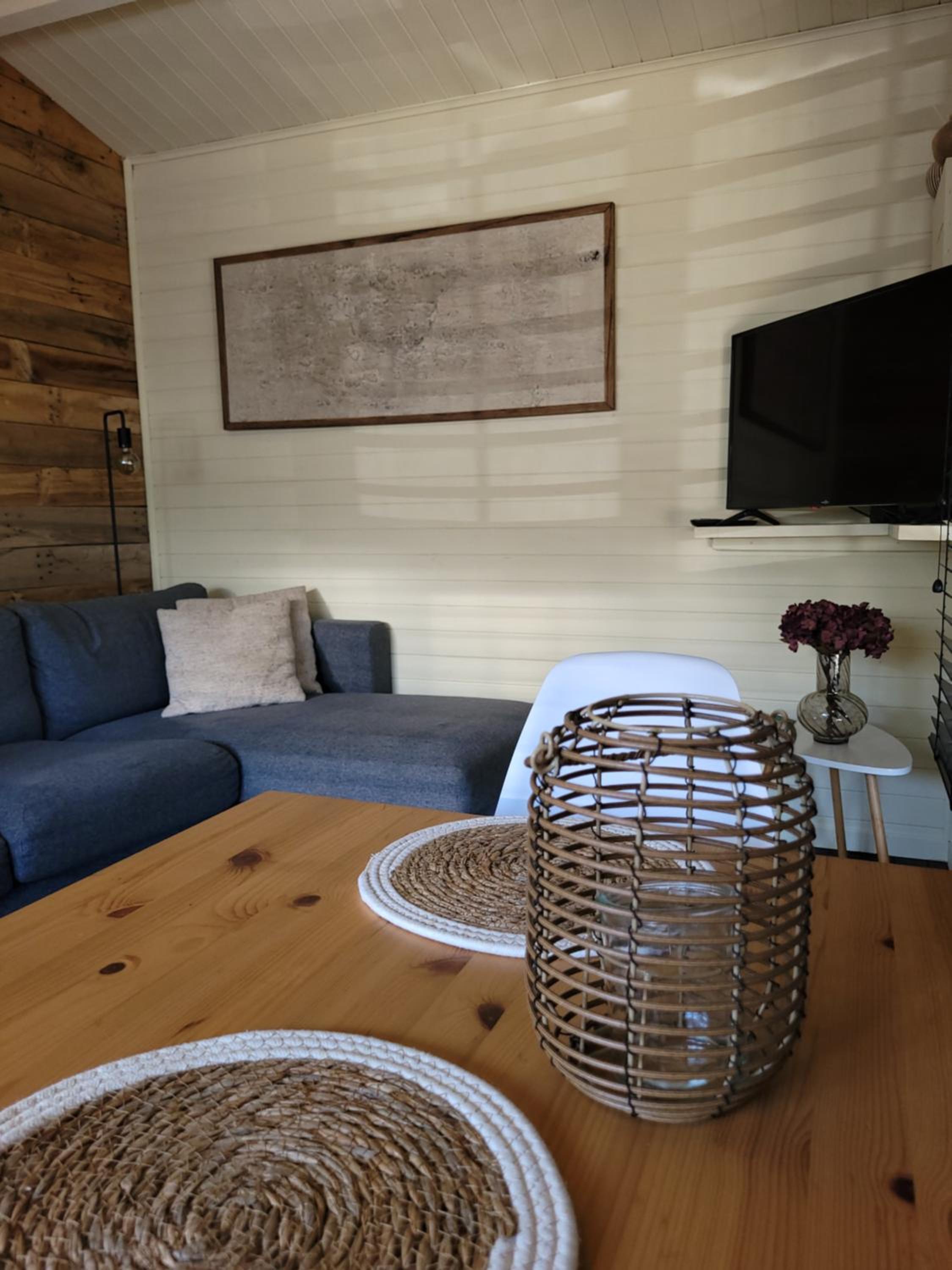 Rustig gelegen chalet Solvo met terras aan het water