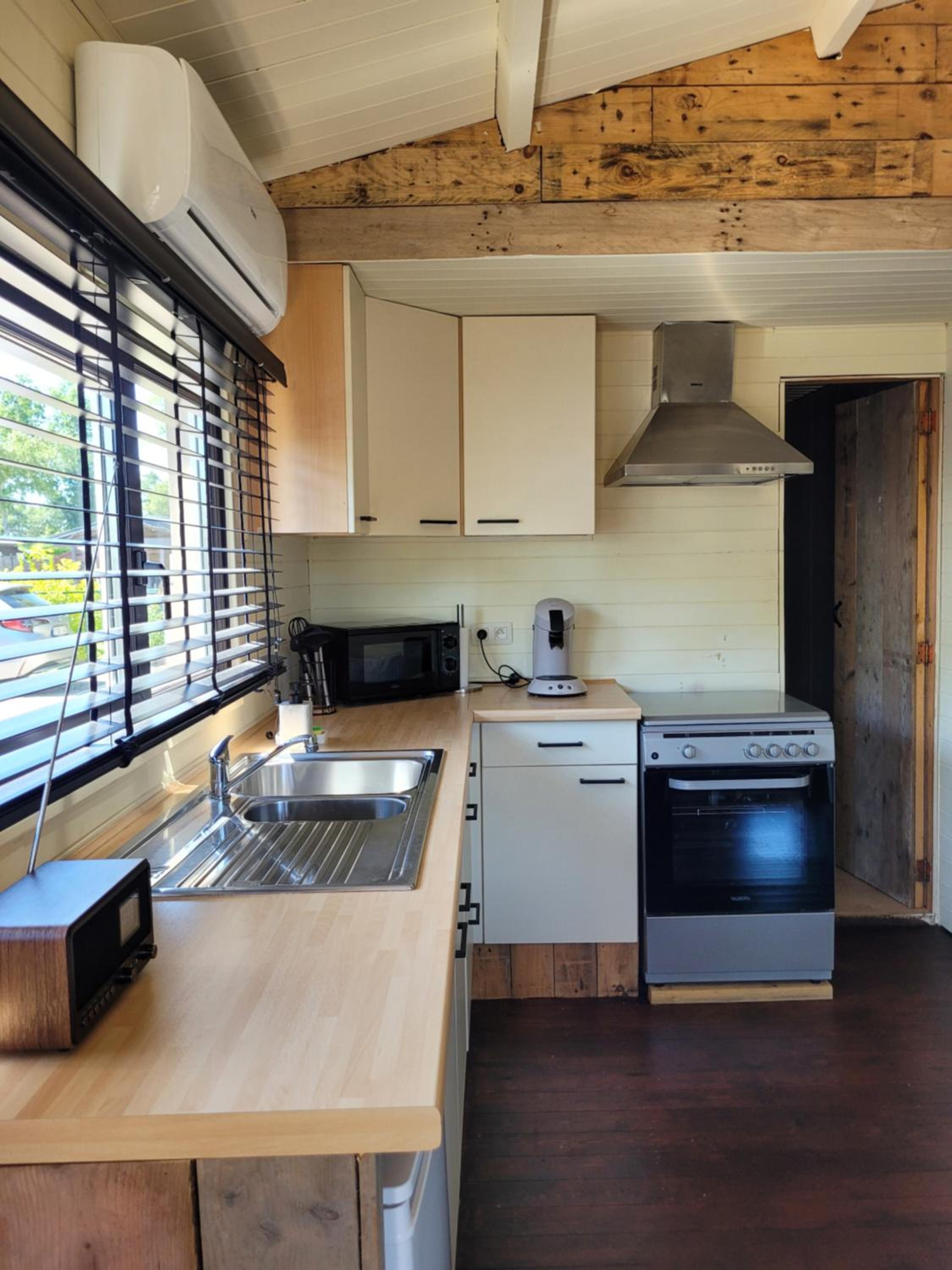 Rustig gelegen chalet Solvo met terras aan het water