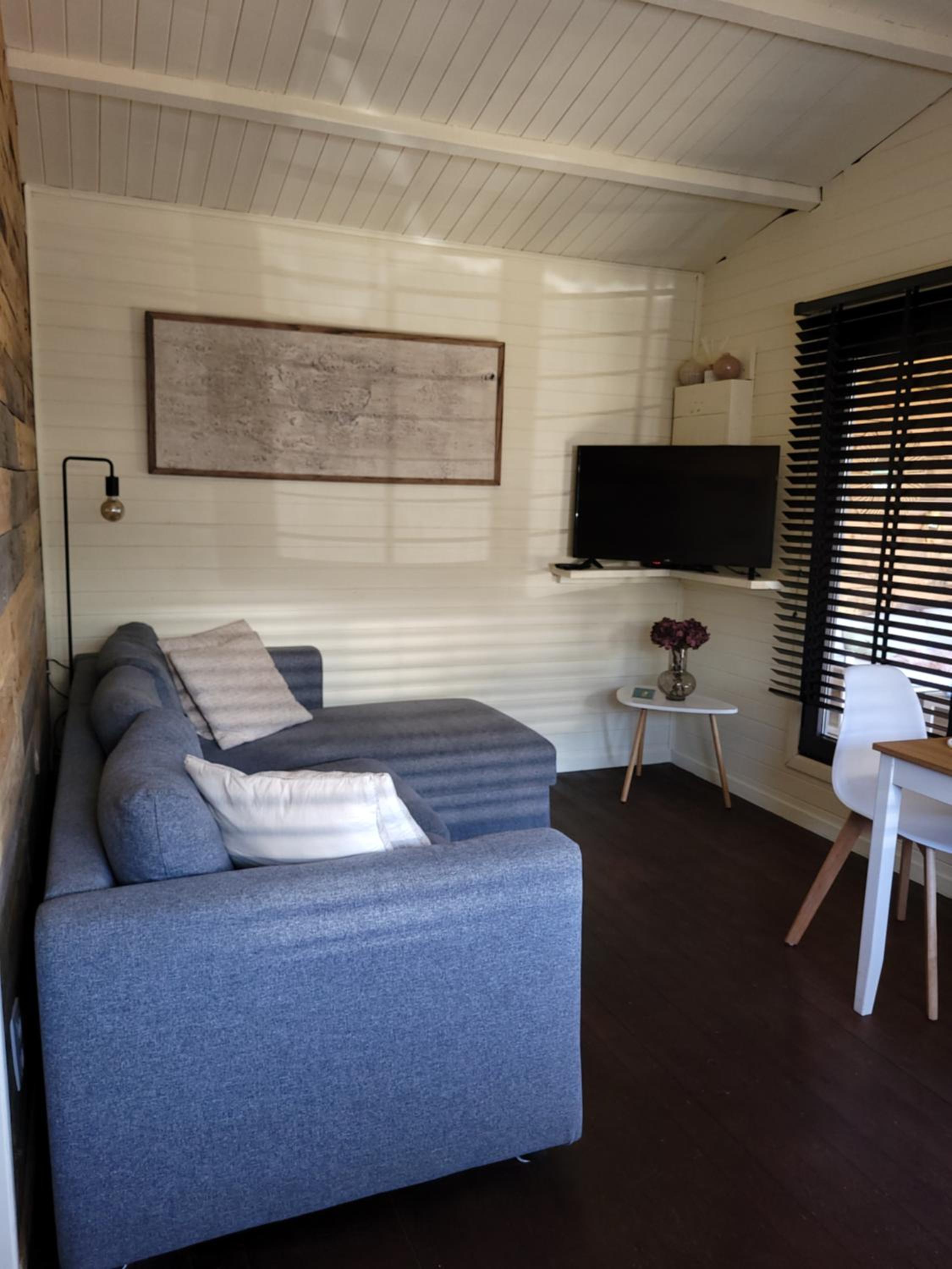 Rustig gelegen chalet Solvo met terras aan het water