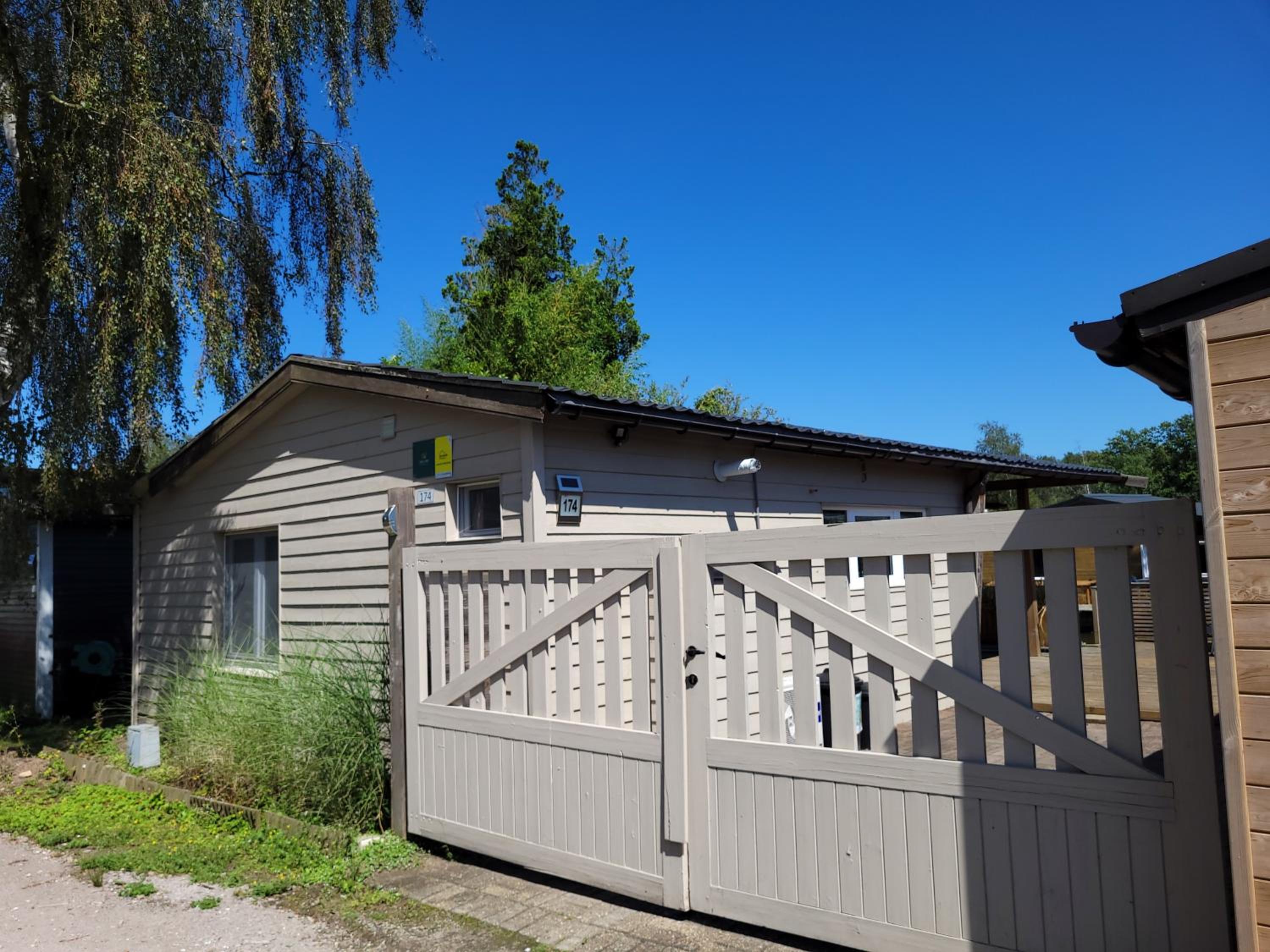 Rustig gelegen chalet Solvo met terras aan het water