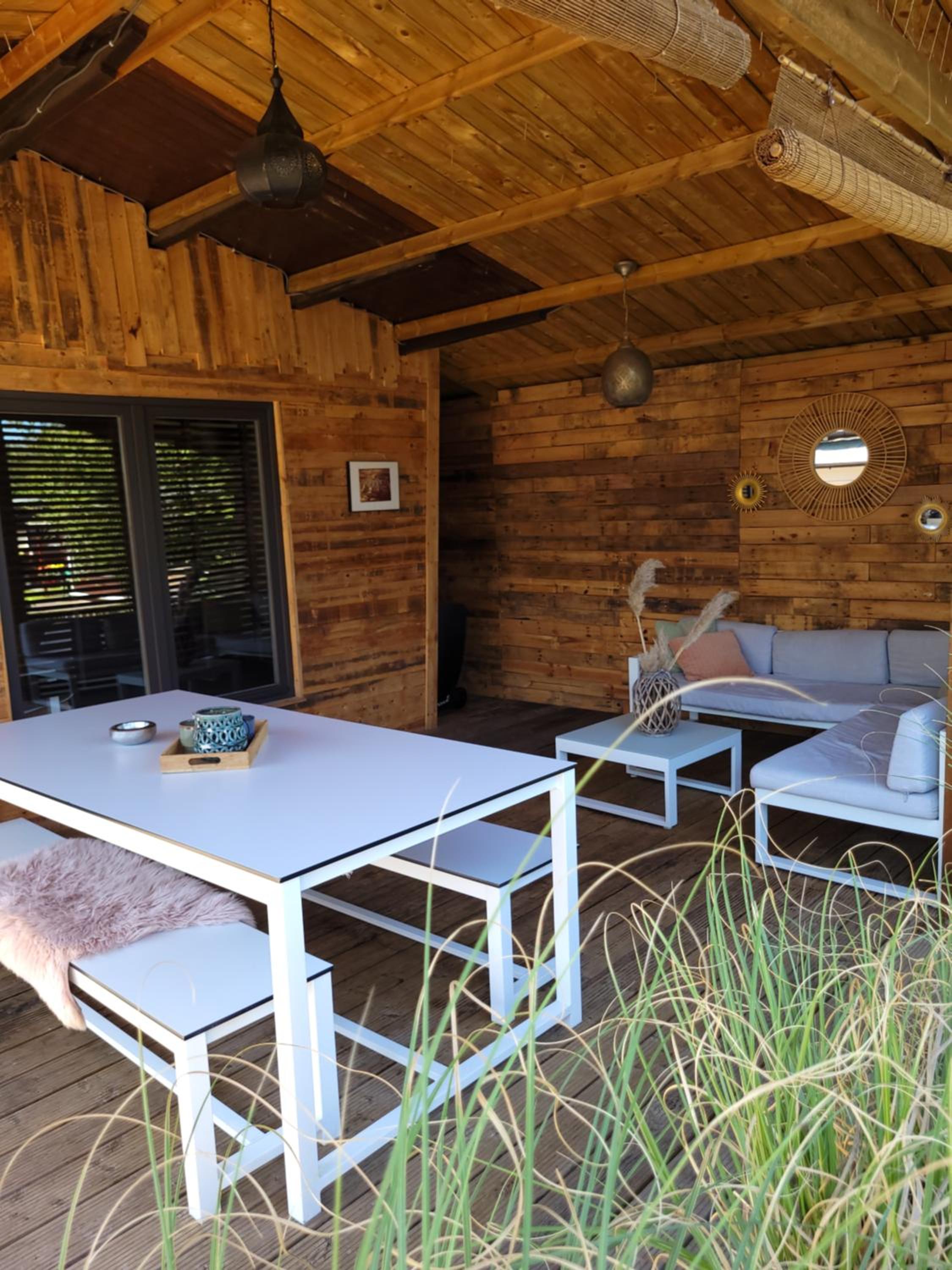 Rustig gelegen chalet Solvo met terras aan het water