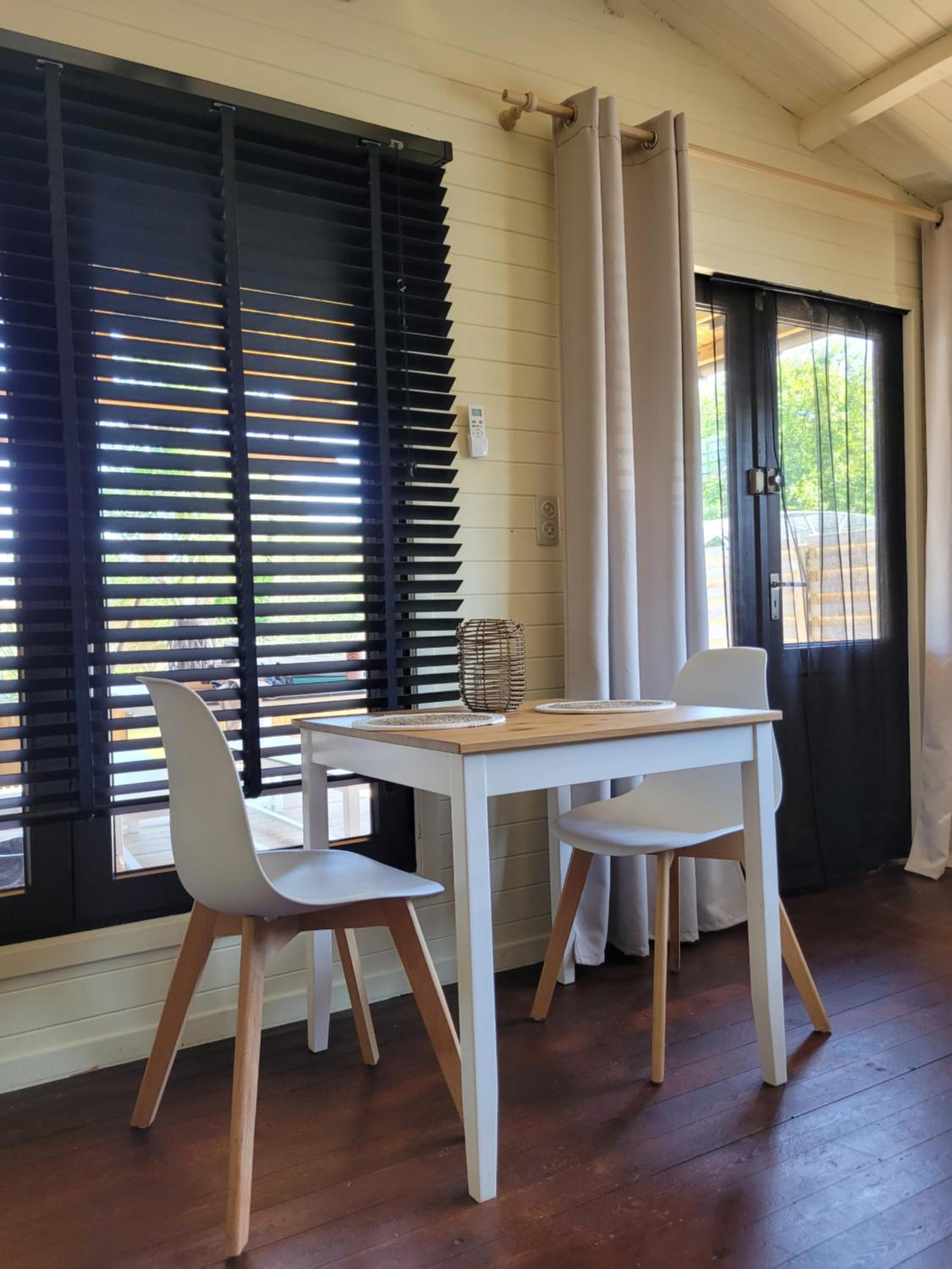 Rustig gelegen chalet Solvo met terras aan het water