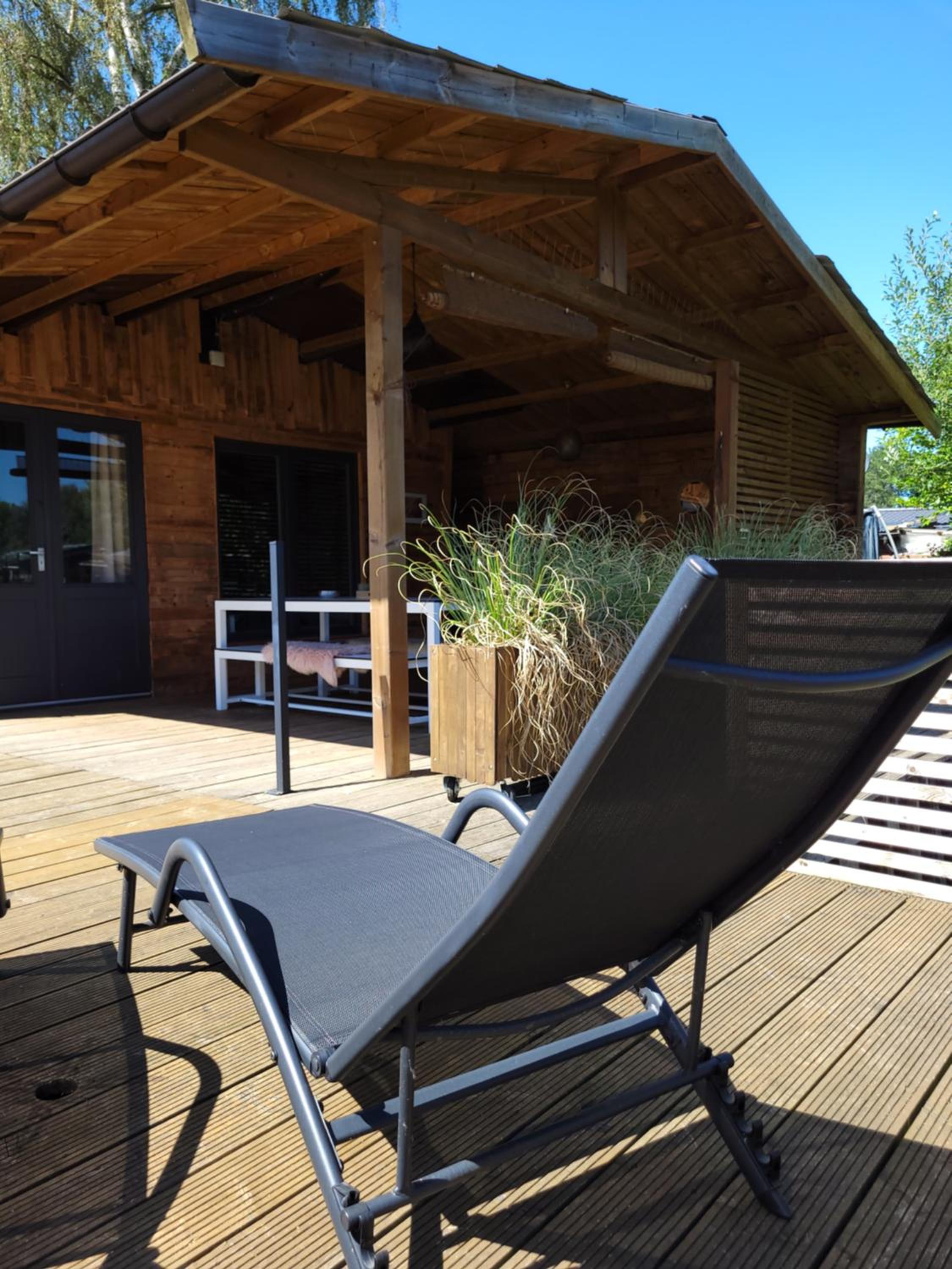 Rustig gelegen chalet Solvo met terras aan het water