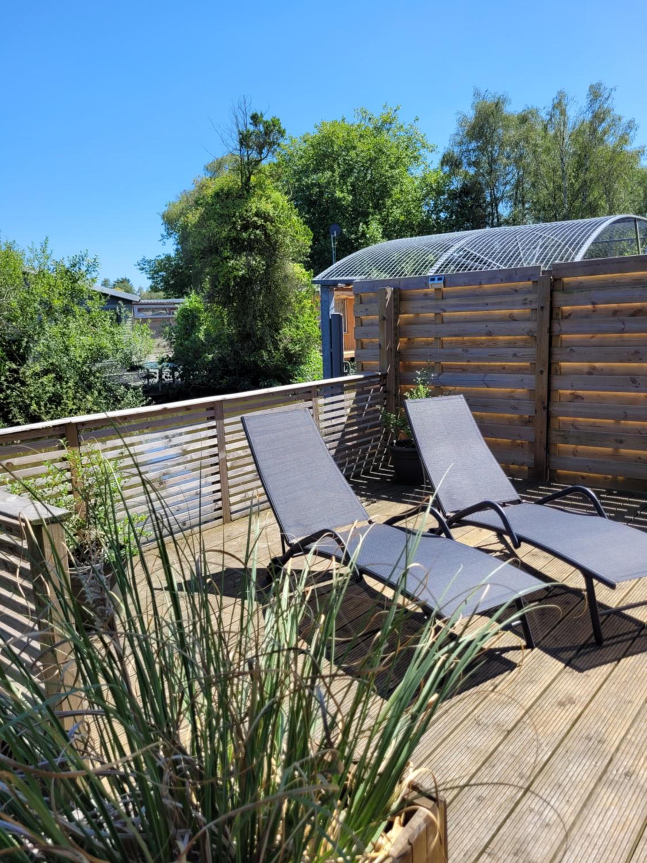 Rustig gelegen chalet Solvo met terras aan het water
