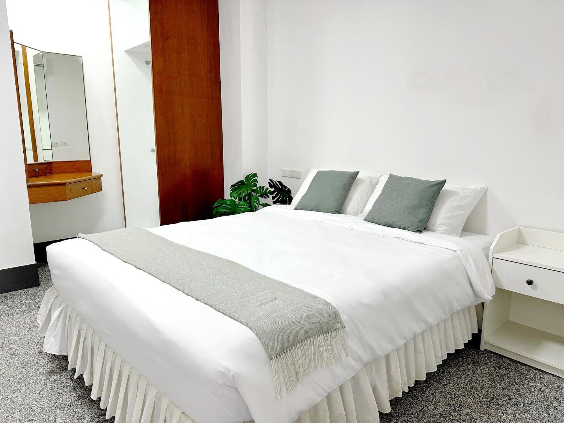 Center Bangkok Suite next to Platinum mall