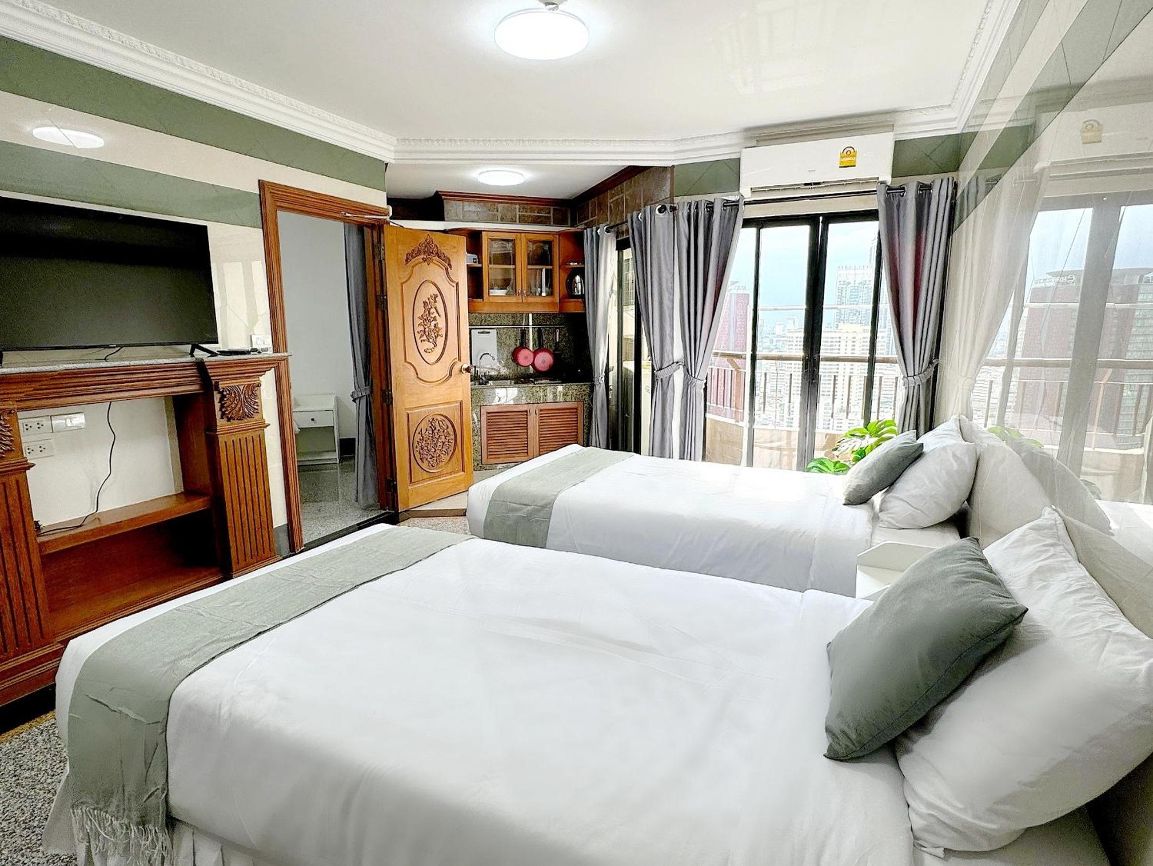Center Bangkok Suite next to Platinum mall