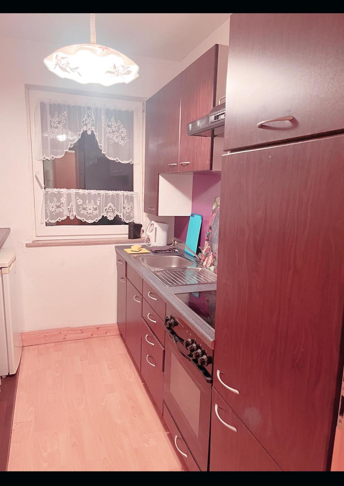 Super Monteurwohnung mit Balkon und Parkplatz, bei Bayreuth ruhig, 4 Betten Wifi, Küche