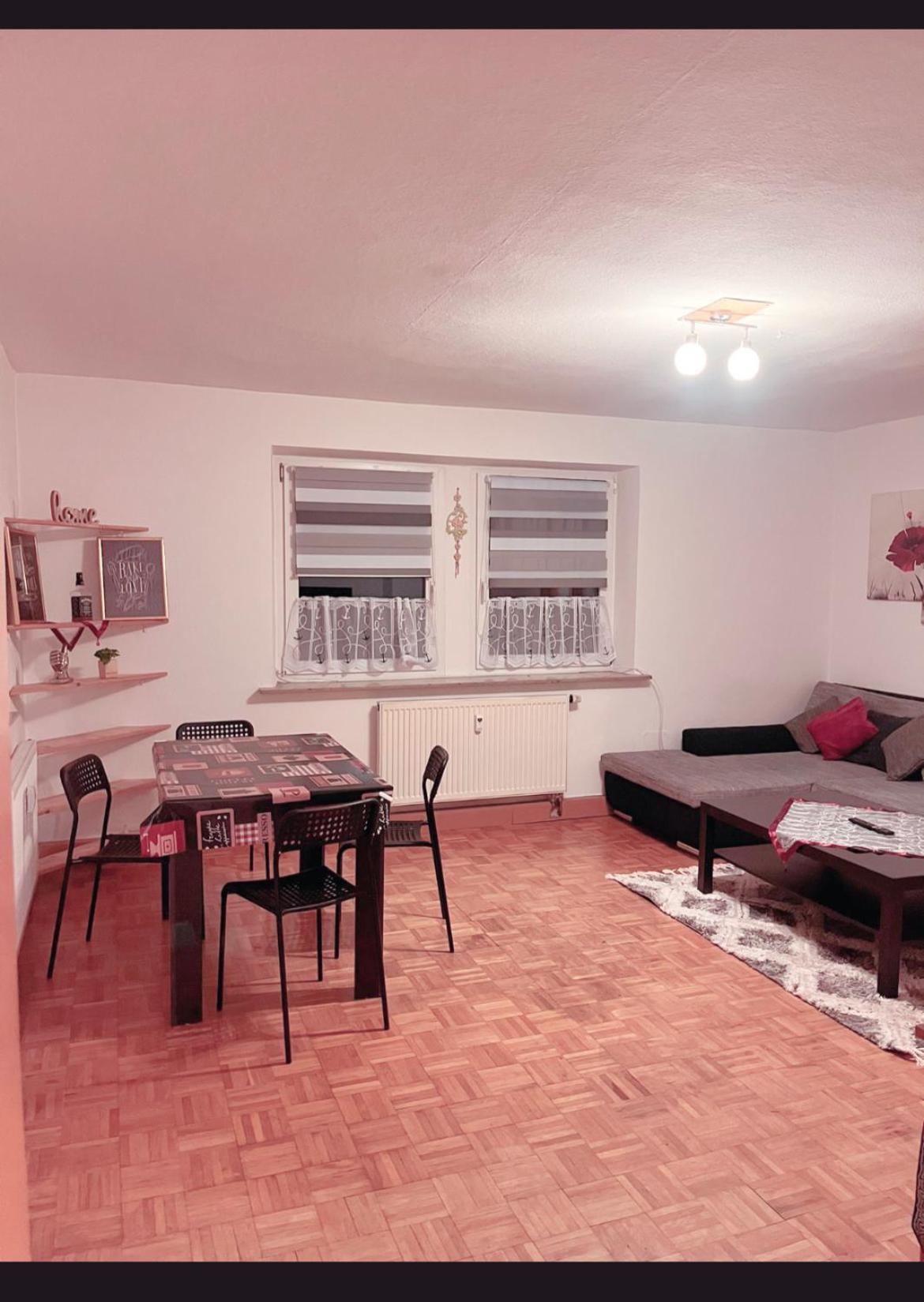 Super Monteurwohnung mit Balkon und Parkplatz, bei Bayreuth ruhig, 4 Betten Wifi, Küche