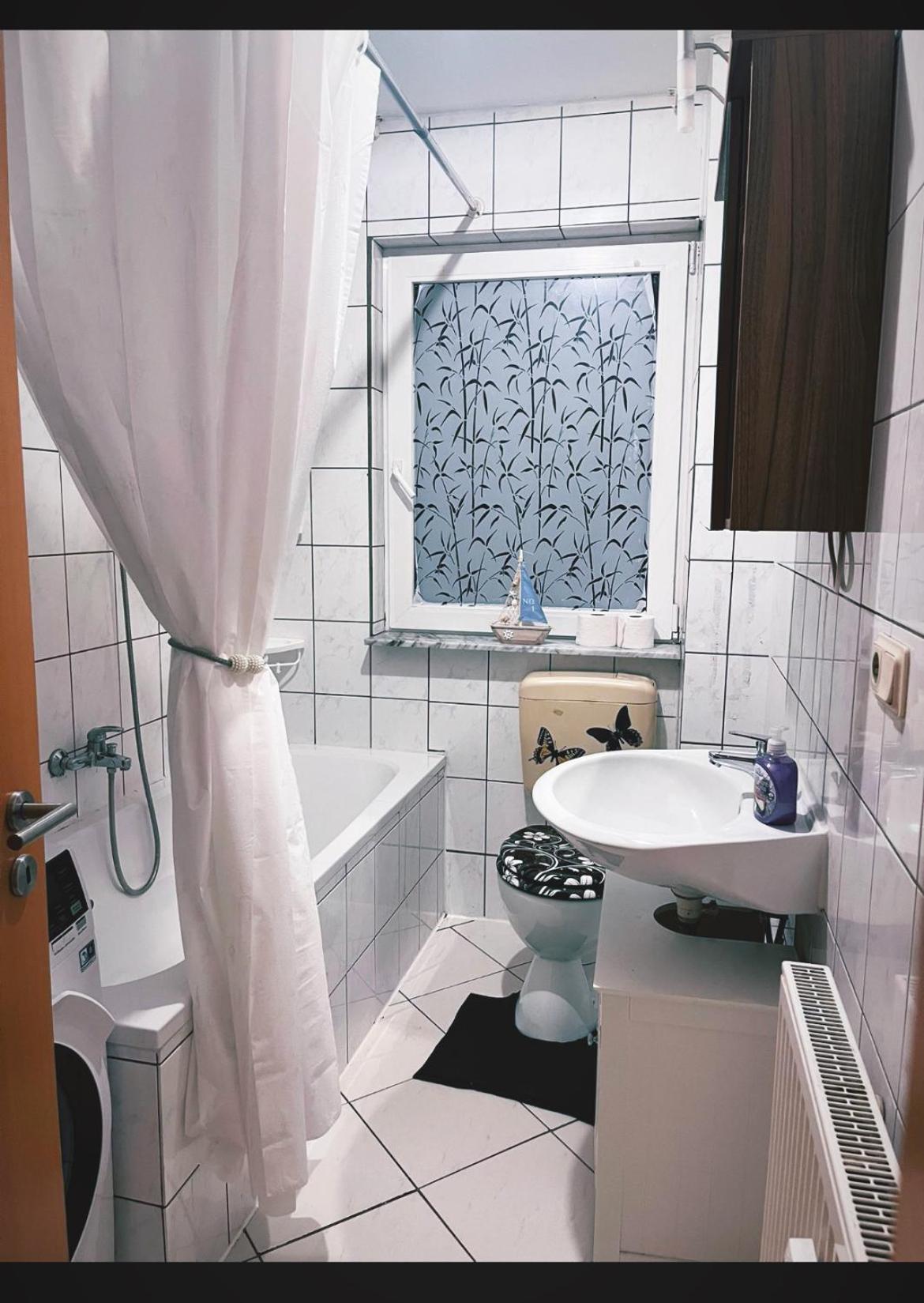 Super Monteurwohnung mit Balkon und Parkplatz, bei Bayreuth ruhig, 4 Betten Wifi, Küche