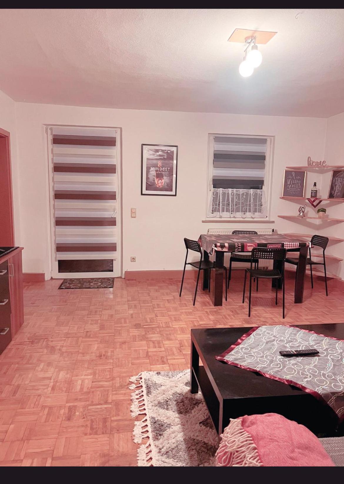 Super Monteurwohnung mit Balkon und Parkplatz, bei Bayreuth ruhig, 4 Betten Wifi, Küche