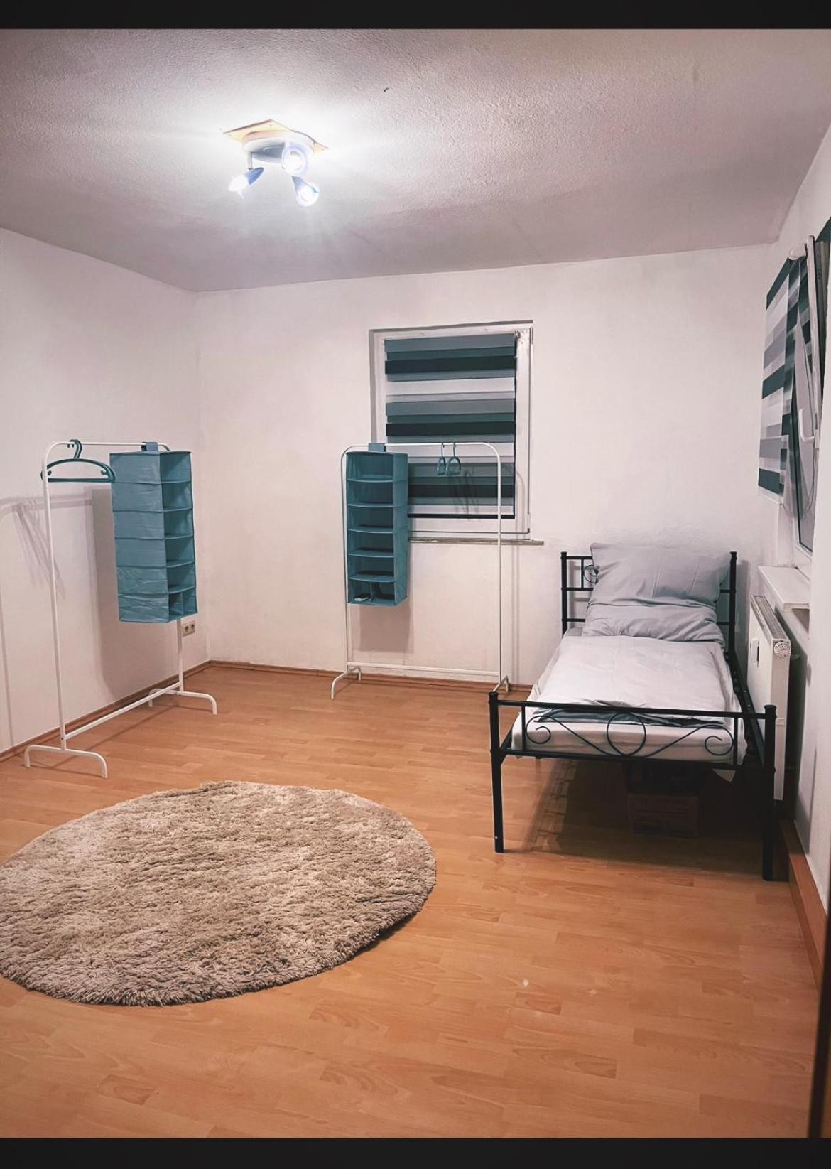 Super Monteurwohnung mit Balkon und Parkplatz, bei Bayreuth ruhig, 4 Betten Wifi, Küche