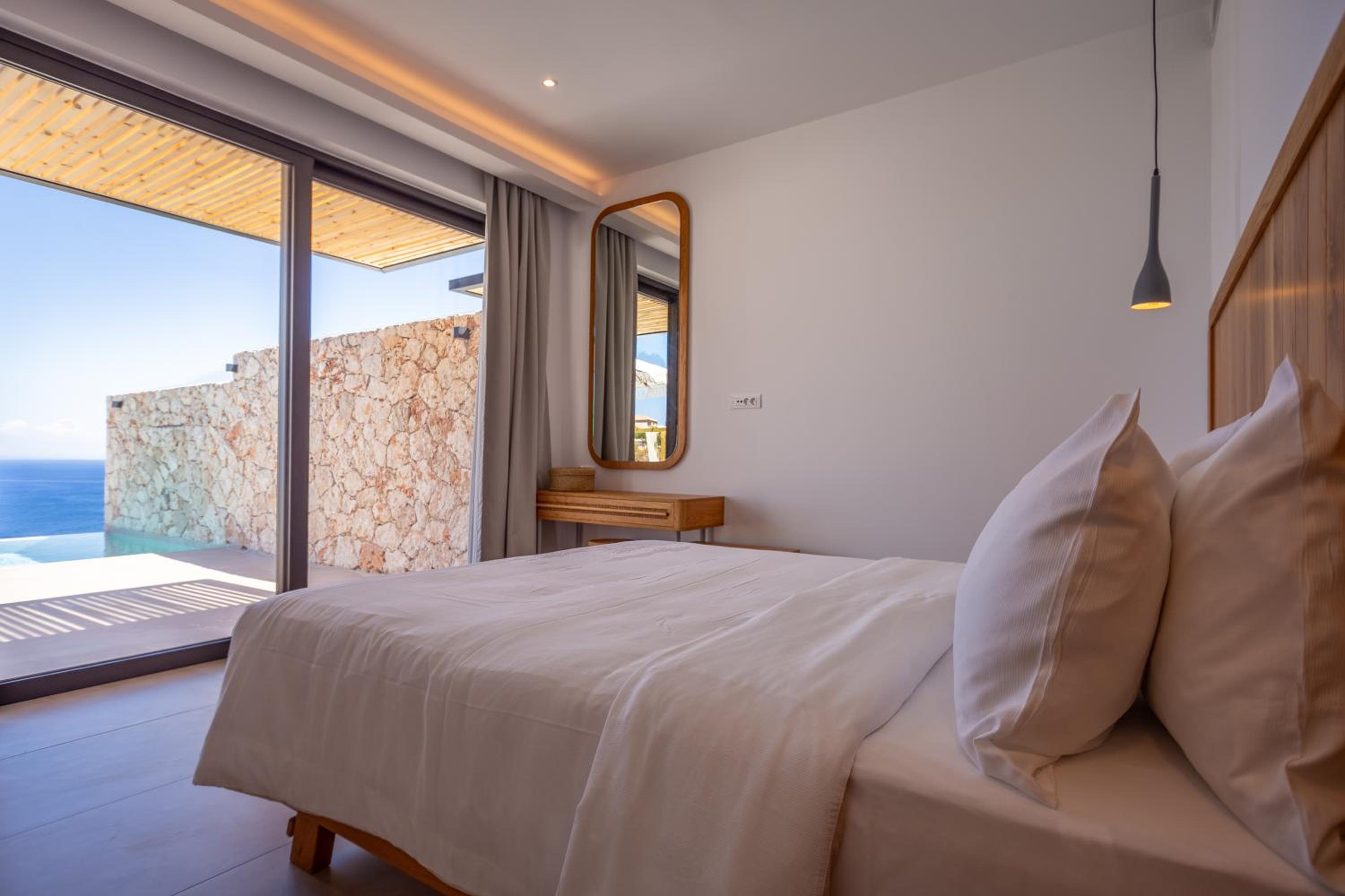 Theros Luxury Suites