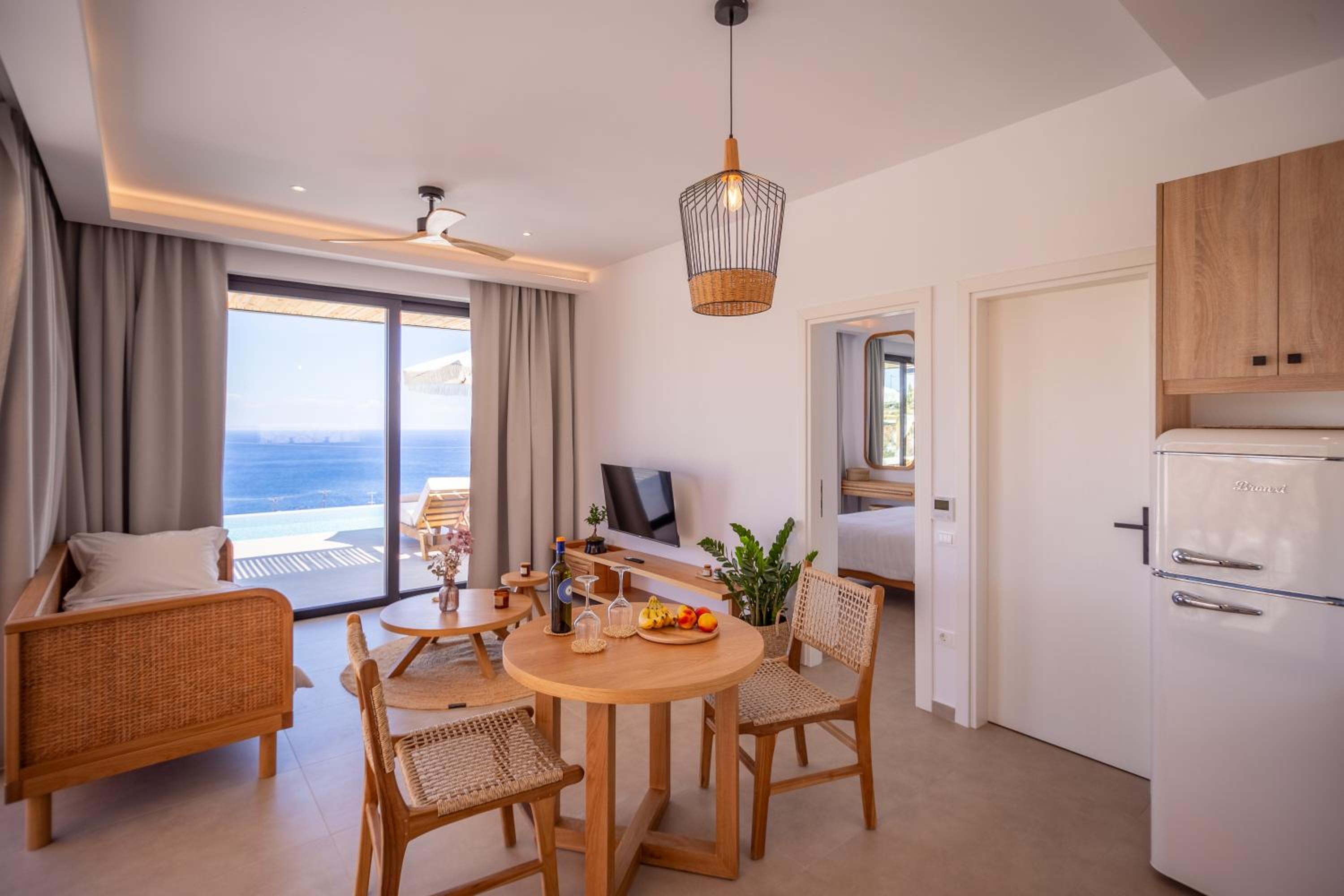 Theros Luxury Suites