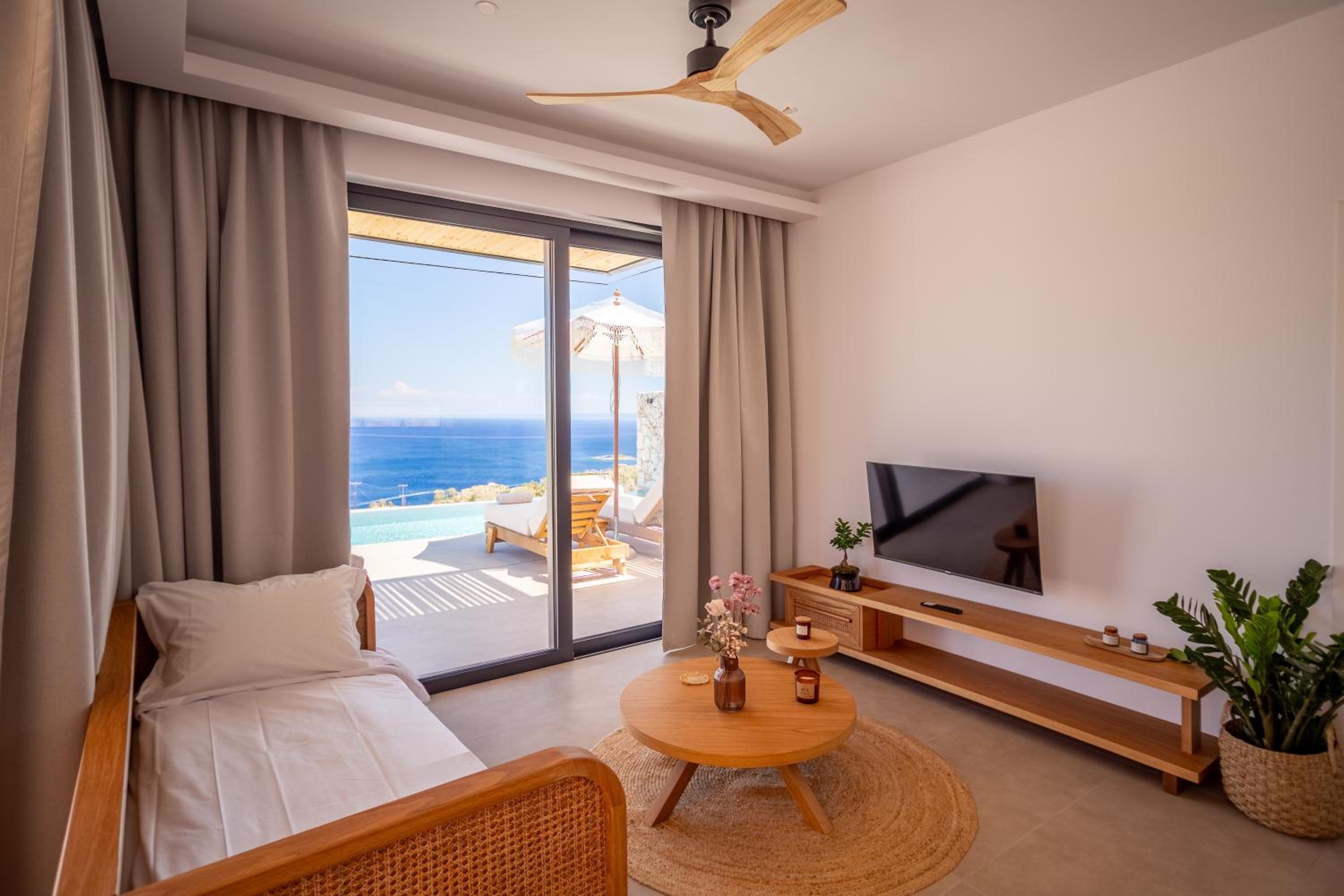 Theros Luxury Suites