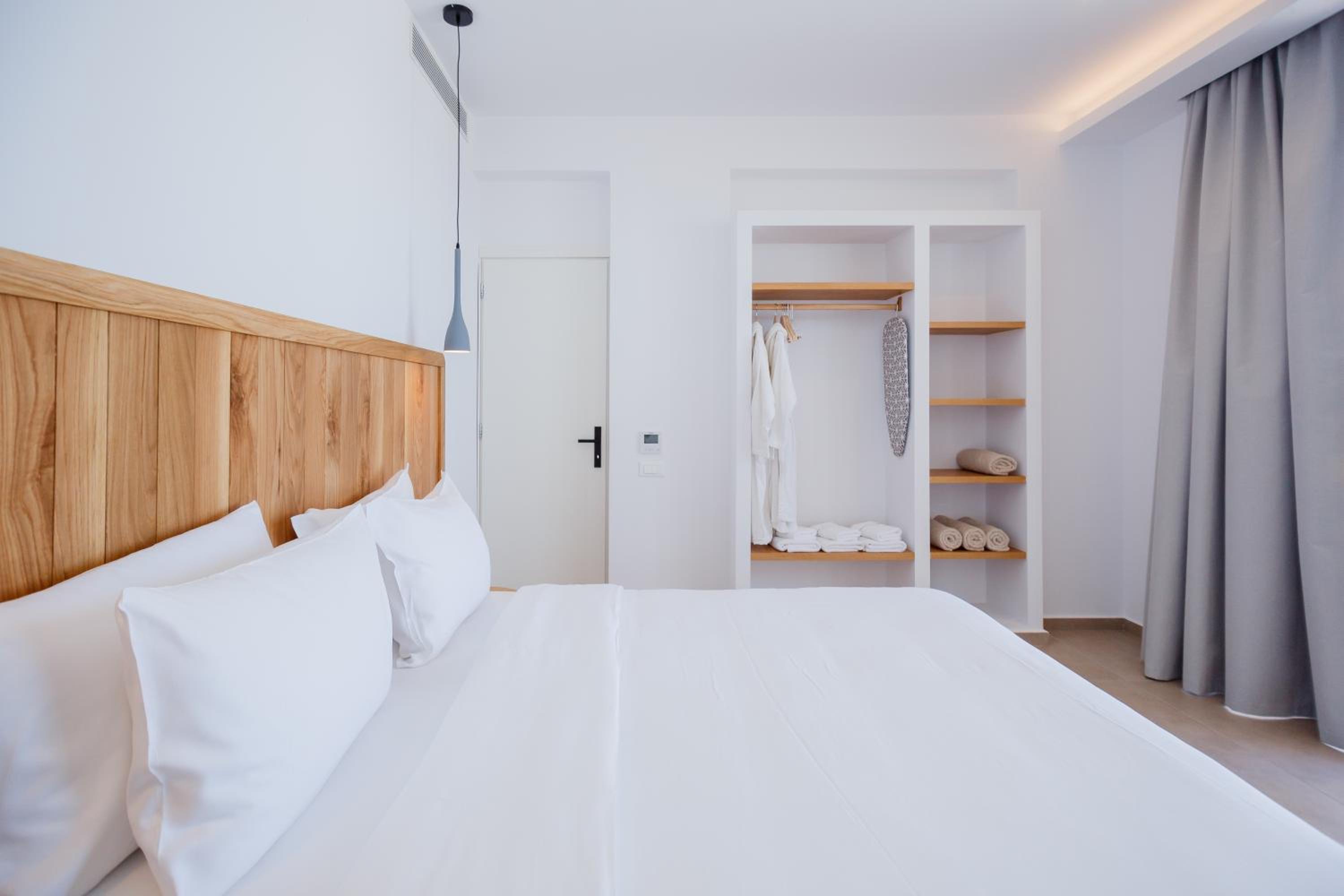 Theros Luxury Suites