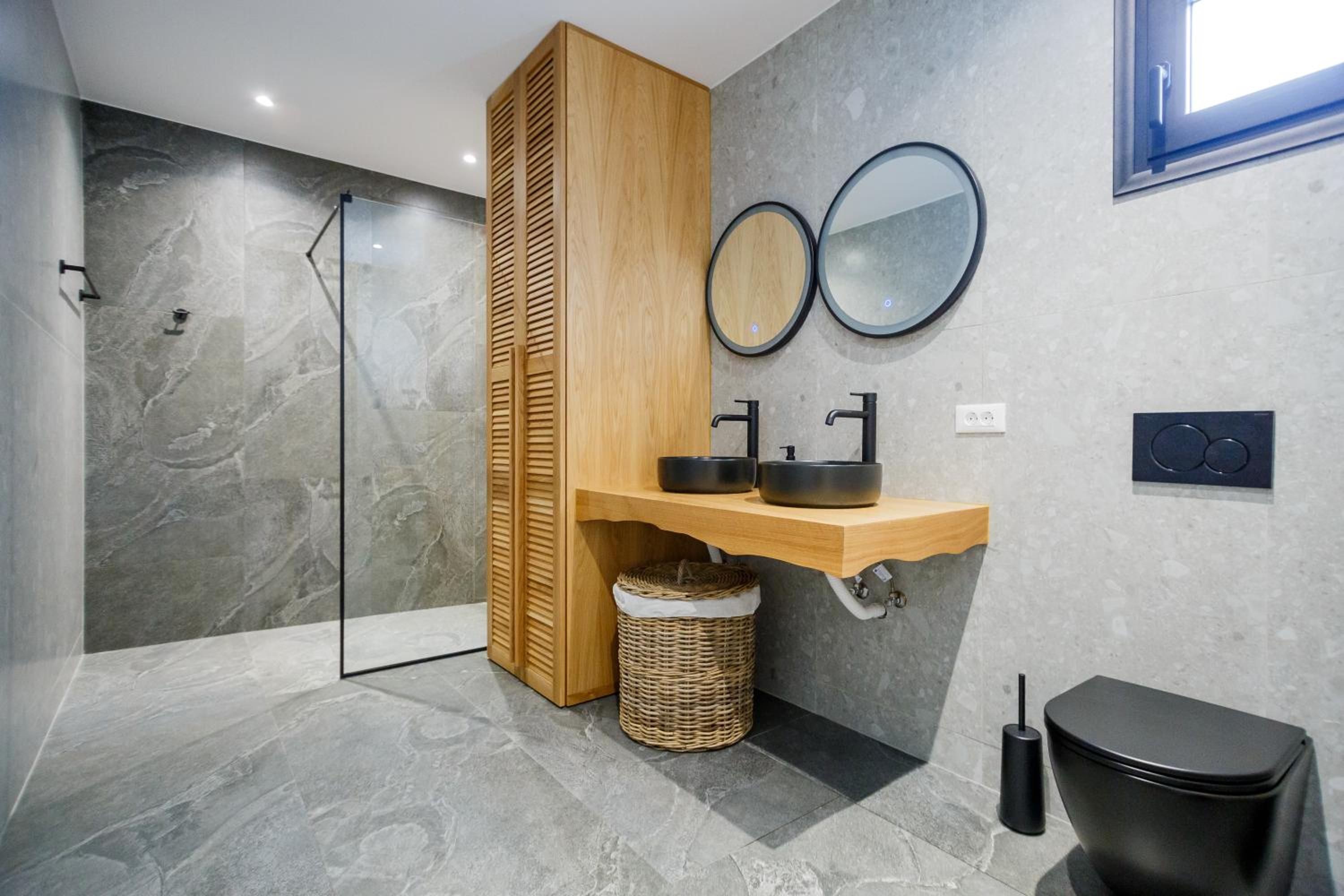Theros Luxury Suites