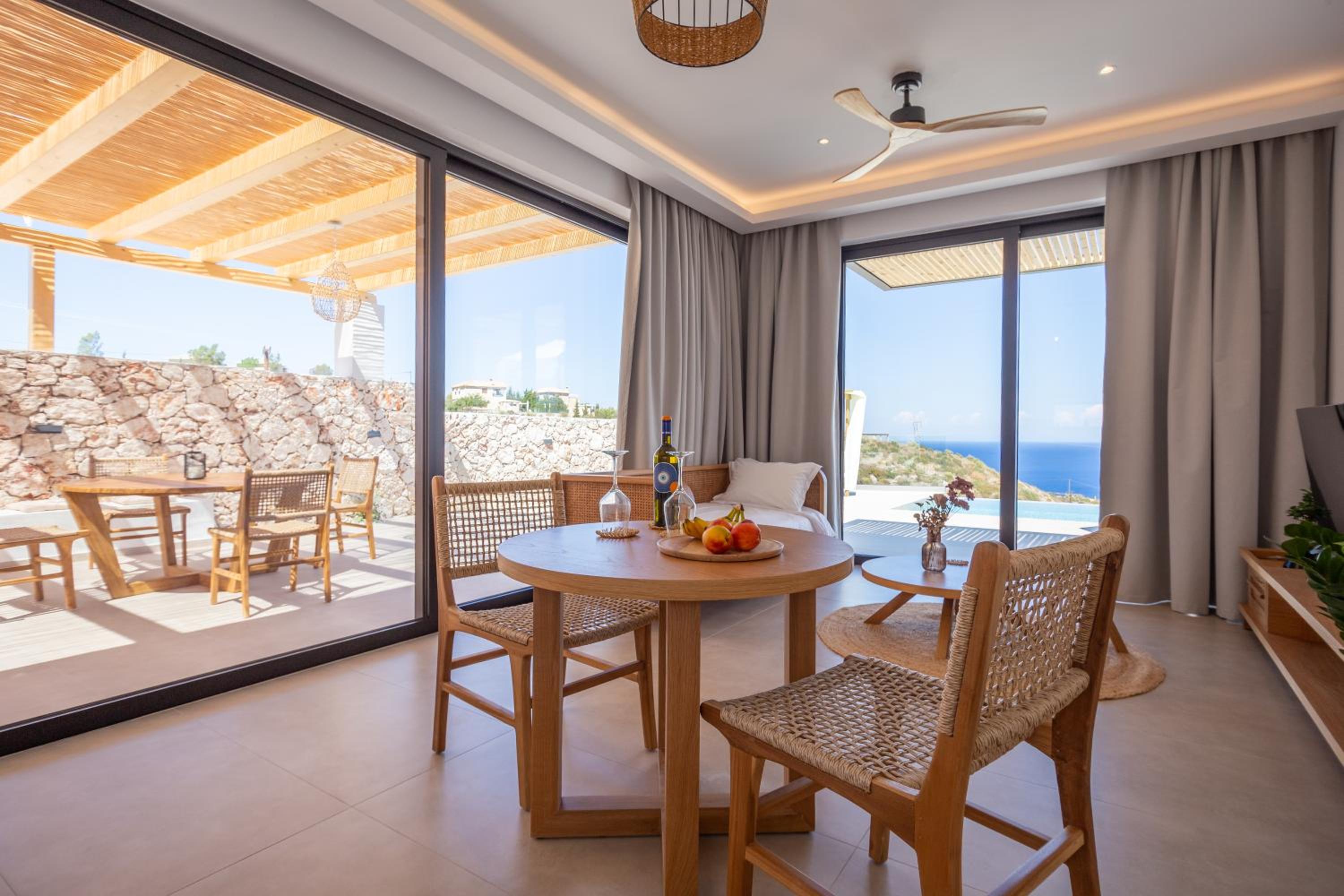 Theros Luxury Suites