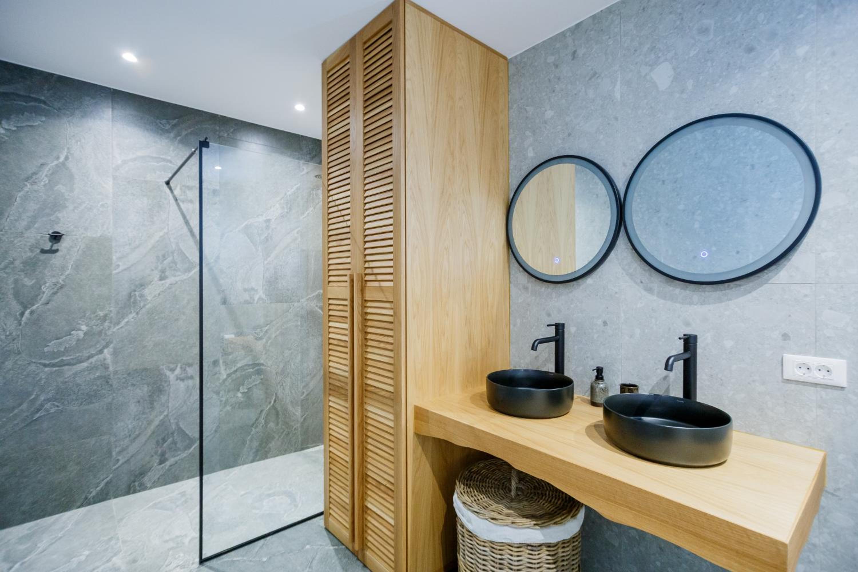 Theros Luxury Suites