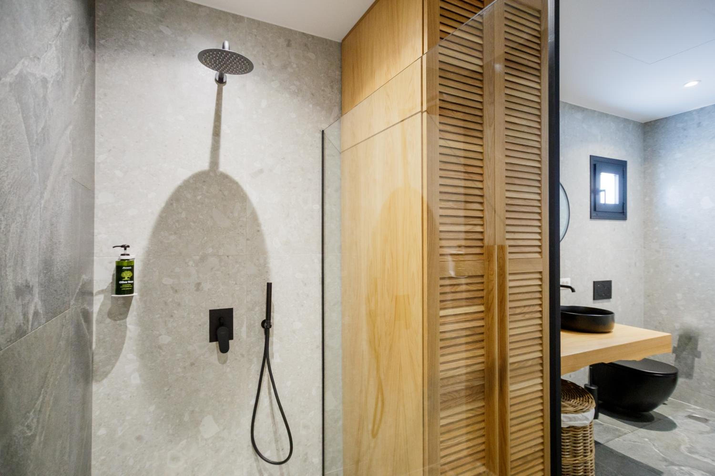 Theros Luxury Suites